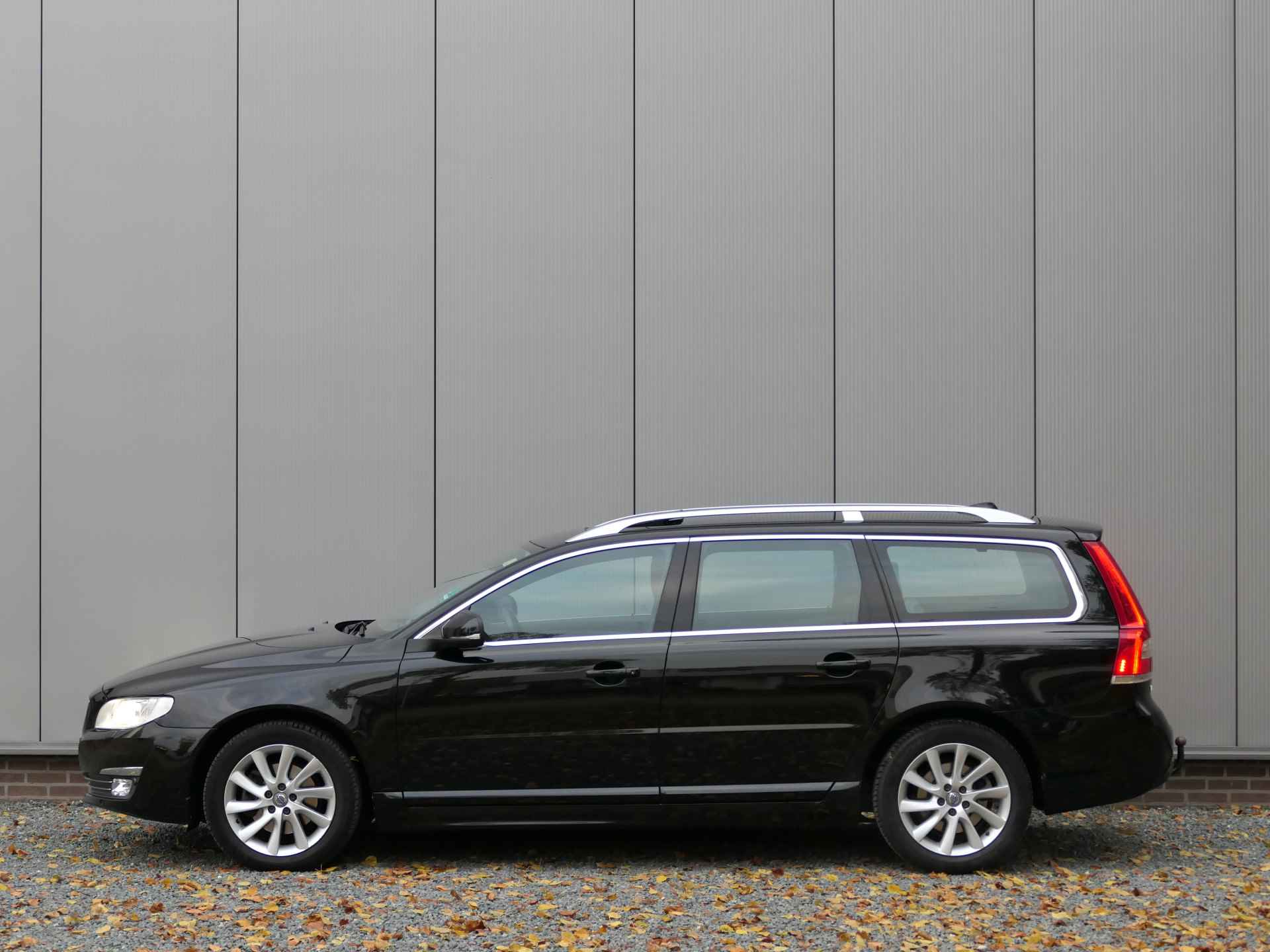 Volvo V70 T4 AUT Polar+ 12 MND garantie Schuifdak / Leer / Voorruitverwarming / Trekhaak - 6/25