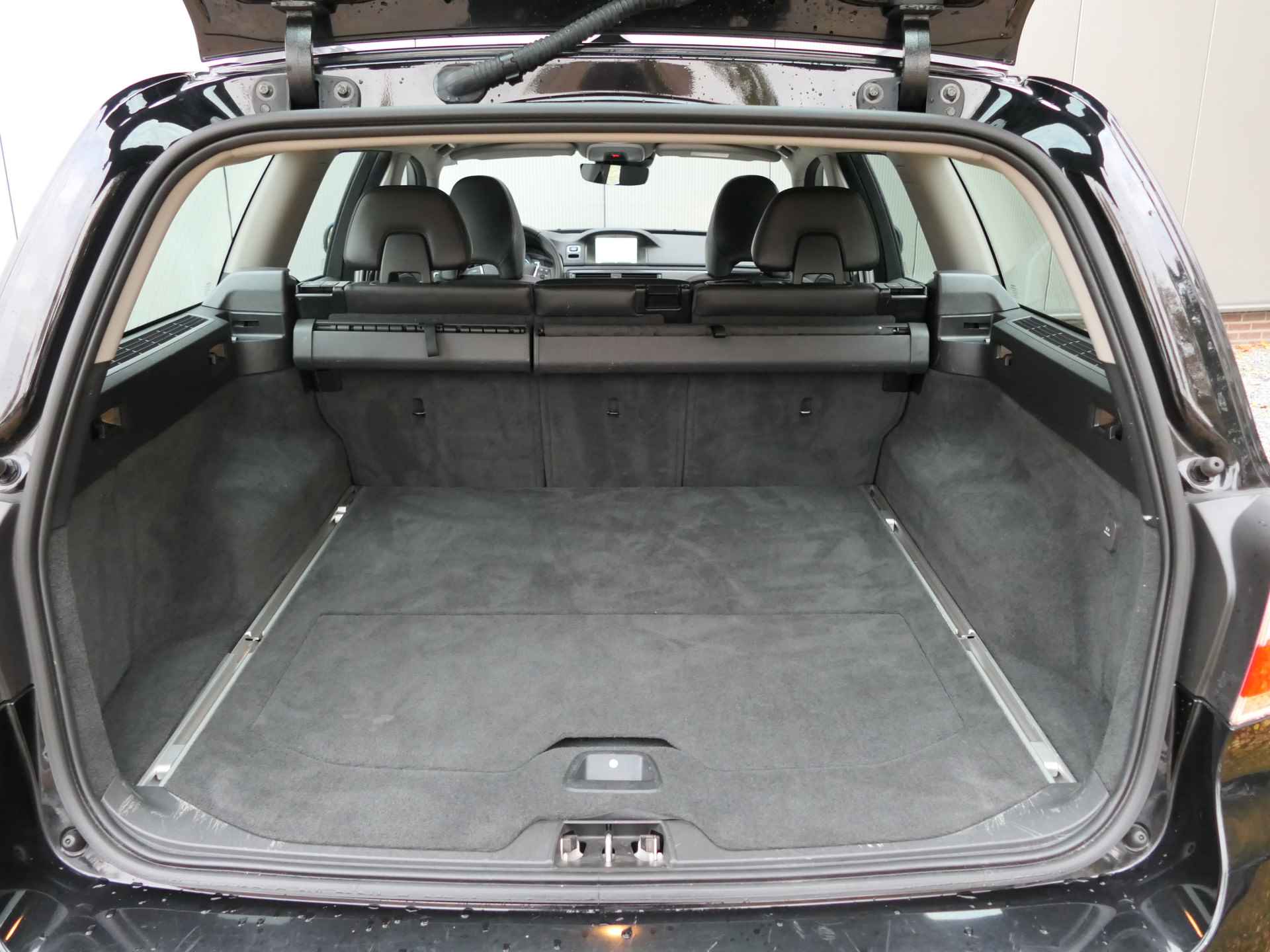 Volvo V70 T4 AUT Polar+ 12 MND garantie Schuifdak / Leer / Voorruitverwarming / Trekhaak - 13/25