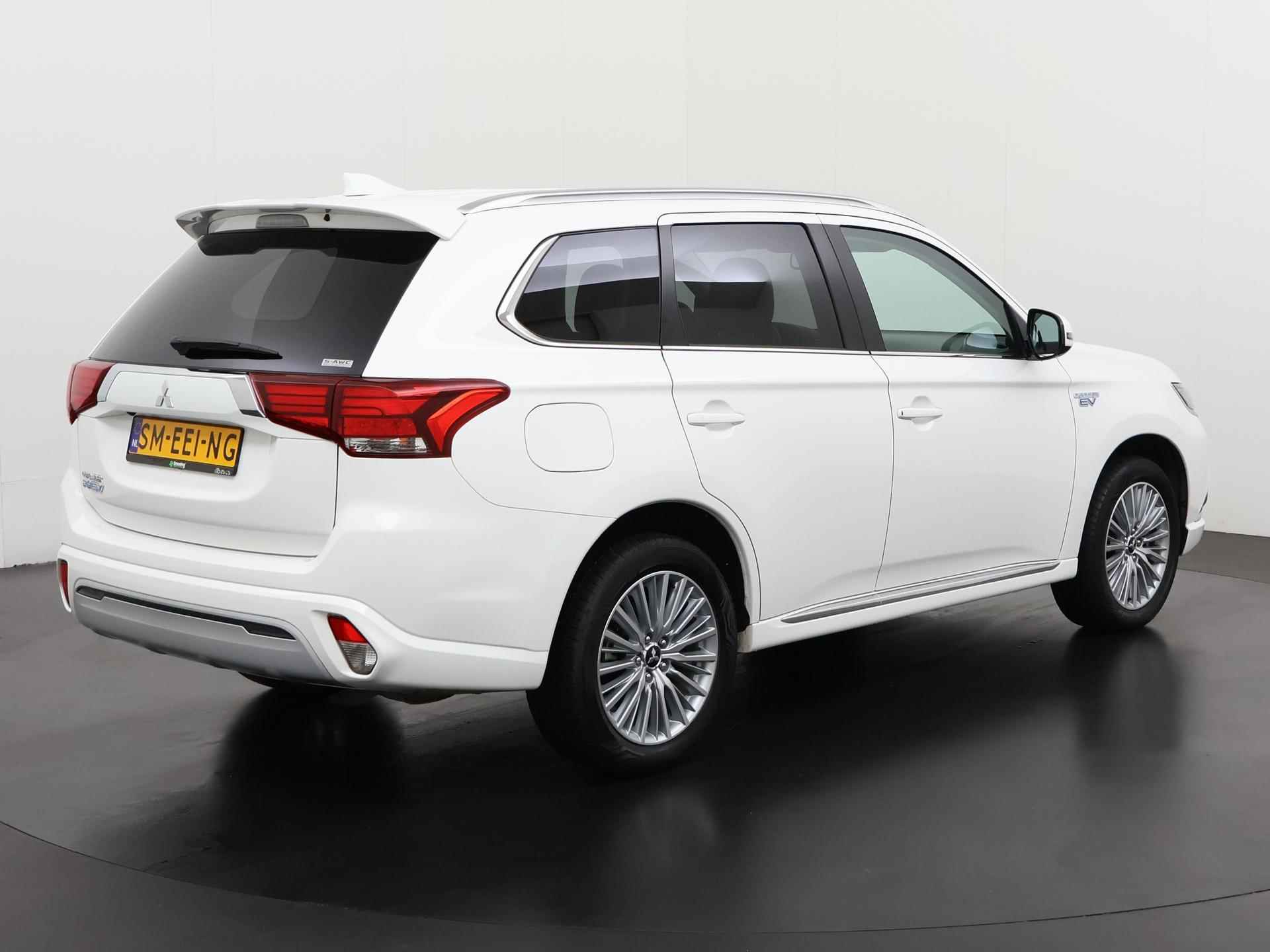 Mitsubishi Outlander 2.4 PHEV Intense S | Leder/Alcantara | Camera | Elek stoelbediening | Zondag Open! - 4/38