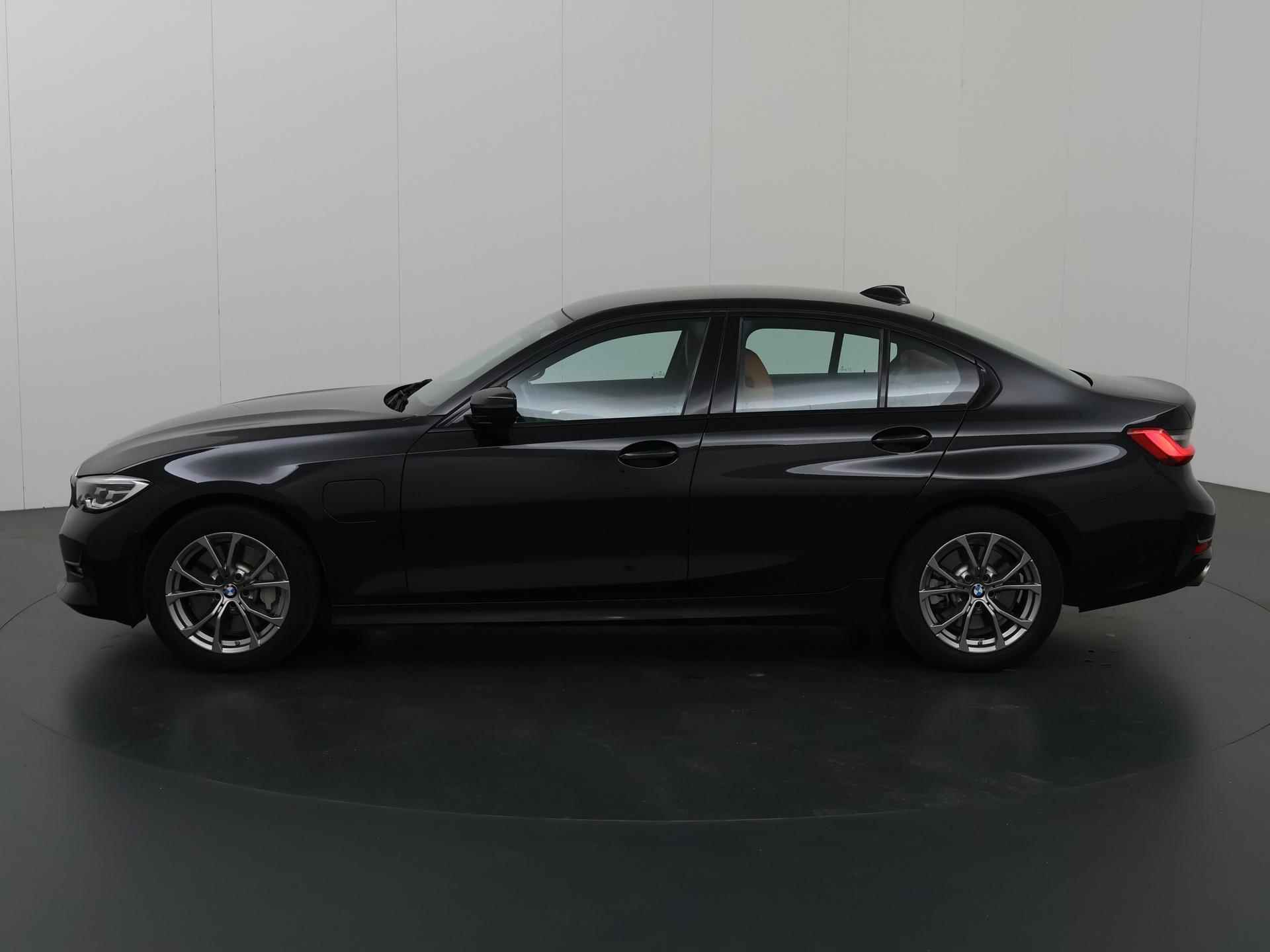 BMW 3-serie 330e eDrive Edition | Nieuw Model | Digitaal Dashboard | LED | Apple CarPlay | Sportstoelen | Lederen Interieur | Stoelverwarming | Camera | DAB | - 6/47