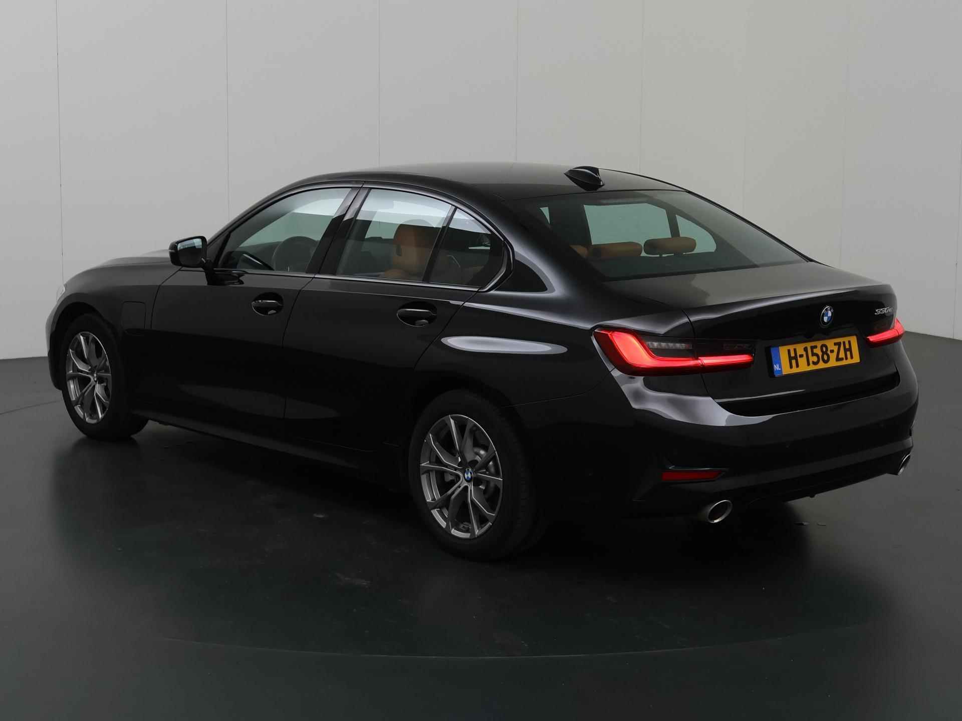 BMW 3-serie 330e eDrive Edition | Nieuw Model | Digitaal Dashboard | LED | Apple CarPlay | Sportstoelen | Lederen Interieur | Stoelverwarming | Camera | DAB | - 23/47