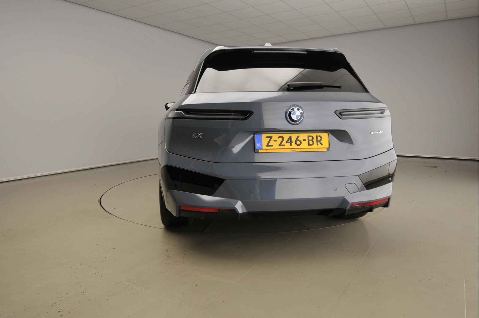 BMW iX xDrive40 | Sportpakket | Laserlicht | HUD | Trekhaak | Keyles go | Soft close | DAB | Harman-kardon sound | Alu 21  | Showroom Sale - 4/37