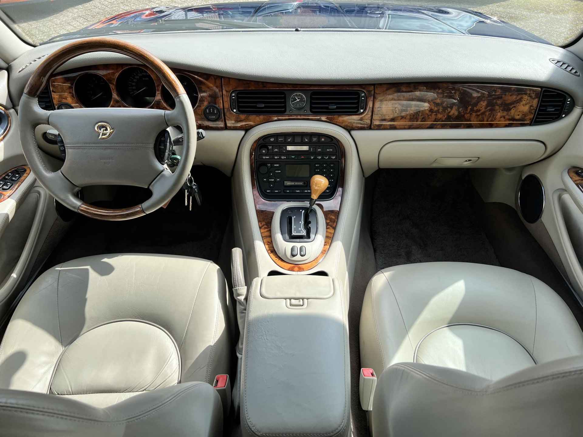 Jaguar Daimler 4.0 V8 TOPSTAAT, YOUNGTIMER, Beige Leder, Stoelverwarming V+A, Elektrische Stoelen V+A, Climate Control, Cruise Control, Apple Carplay, (MET GARANTIE*) - 18/38