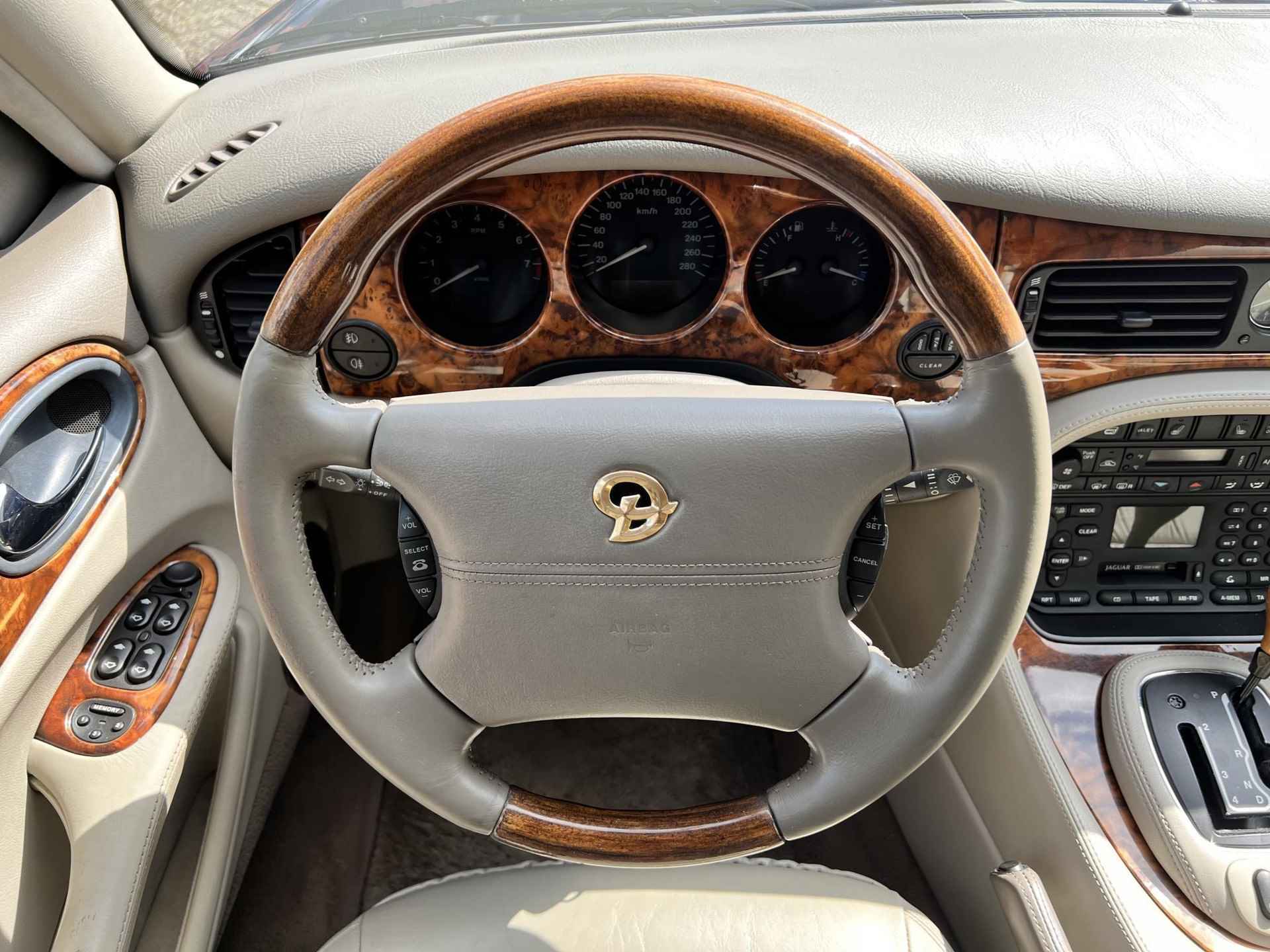 Jaguar Daimler 4.0 V8 TOPSTAAT, YOUNGTIMER, Beige Leder, Stoelverwarming V+A, Elektrische Stoelen V+A, Climate Control, Cruise Control, Apple Carplay, (MET GARANTIE*) - 19/38