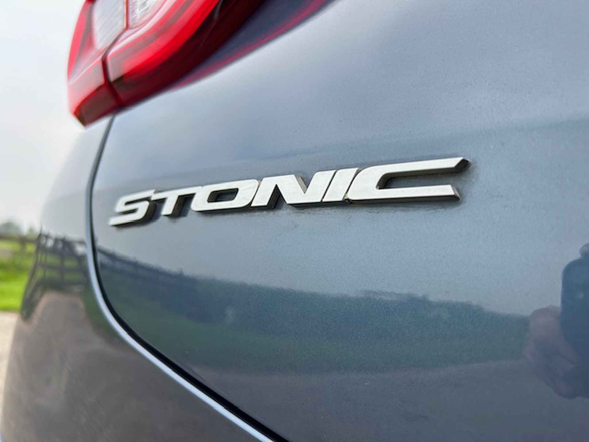 KIA Stonic 1.0 T-GDi 100pk DynamicLine | Apple carplay / Android auto | Trekhaak | Camera | Pdc | LM velgen | NAP | Rijklaar prijs! - 10/25