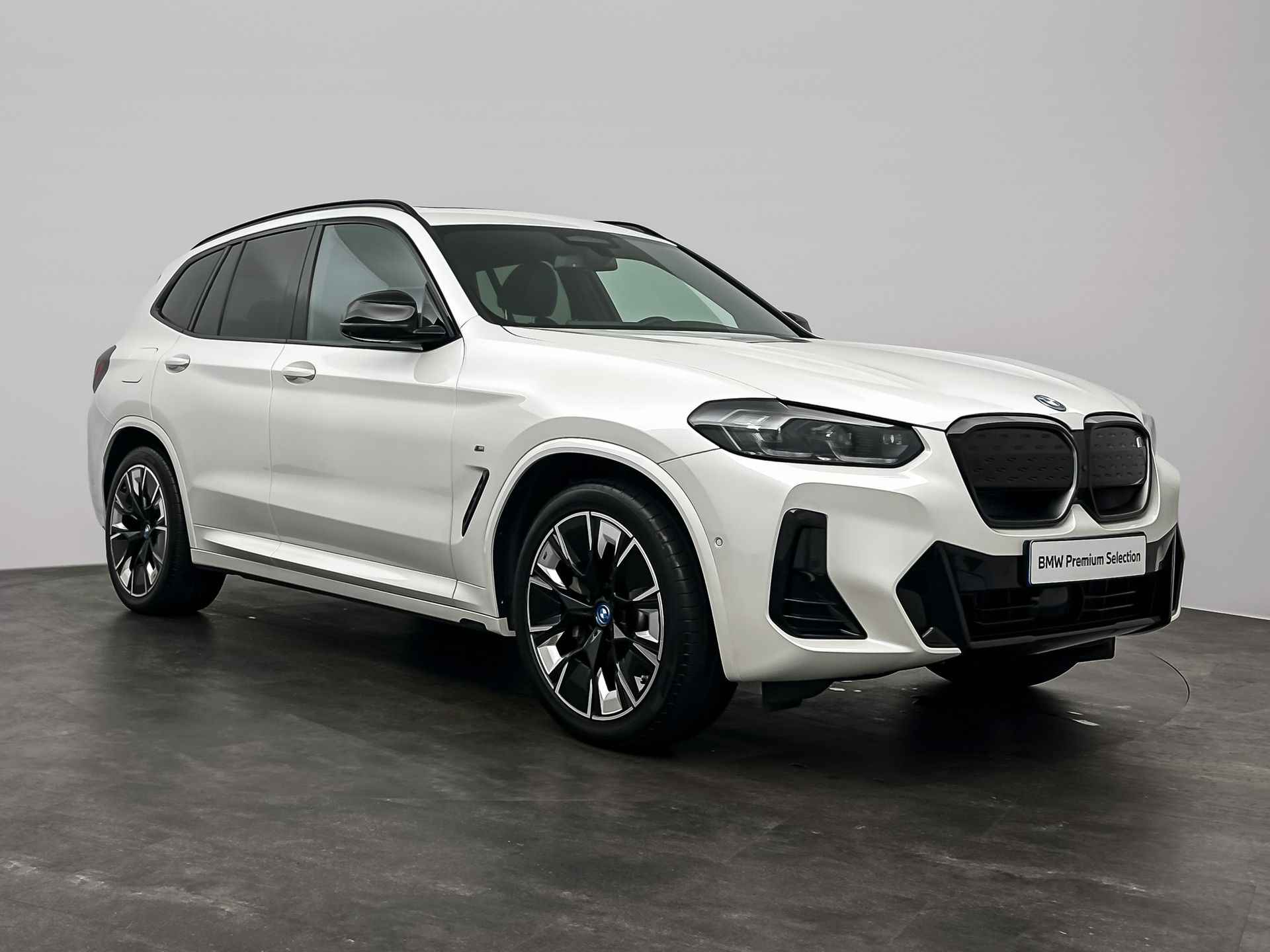 BMW iX3 High Executive 80 kWh | Shadow Line Pack | Extra getint glas achter | Elektrisch verstelbare lendensteun | Harman Kardon Surround Sound Systeem | Comfort telefoonvoorbereiding met draadloze oplaadmogelijkheid | BM - 2/31