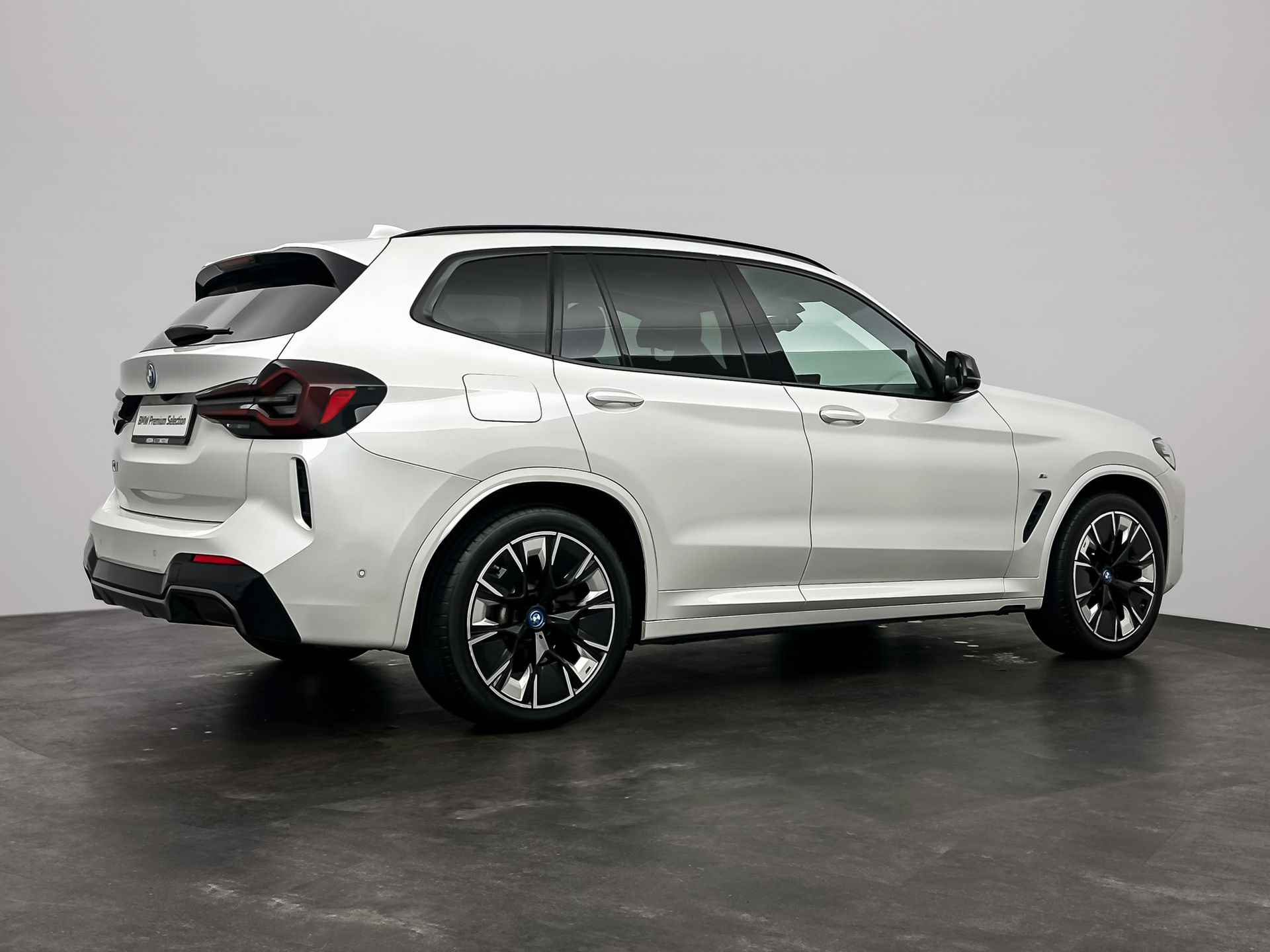 BMW iX3 High Executive 80 kWh | Shadow Line Pack | Extra getint glas achter | Elektrisch verstelbare lendensteun | Harman Kardon Surround Sound Systeem | Comfort telefoonvoorbereiding met draadloze oplaadmogelijkheid | BM - 4/31