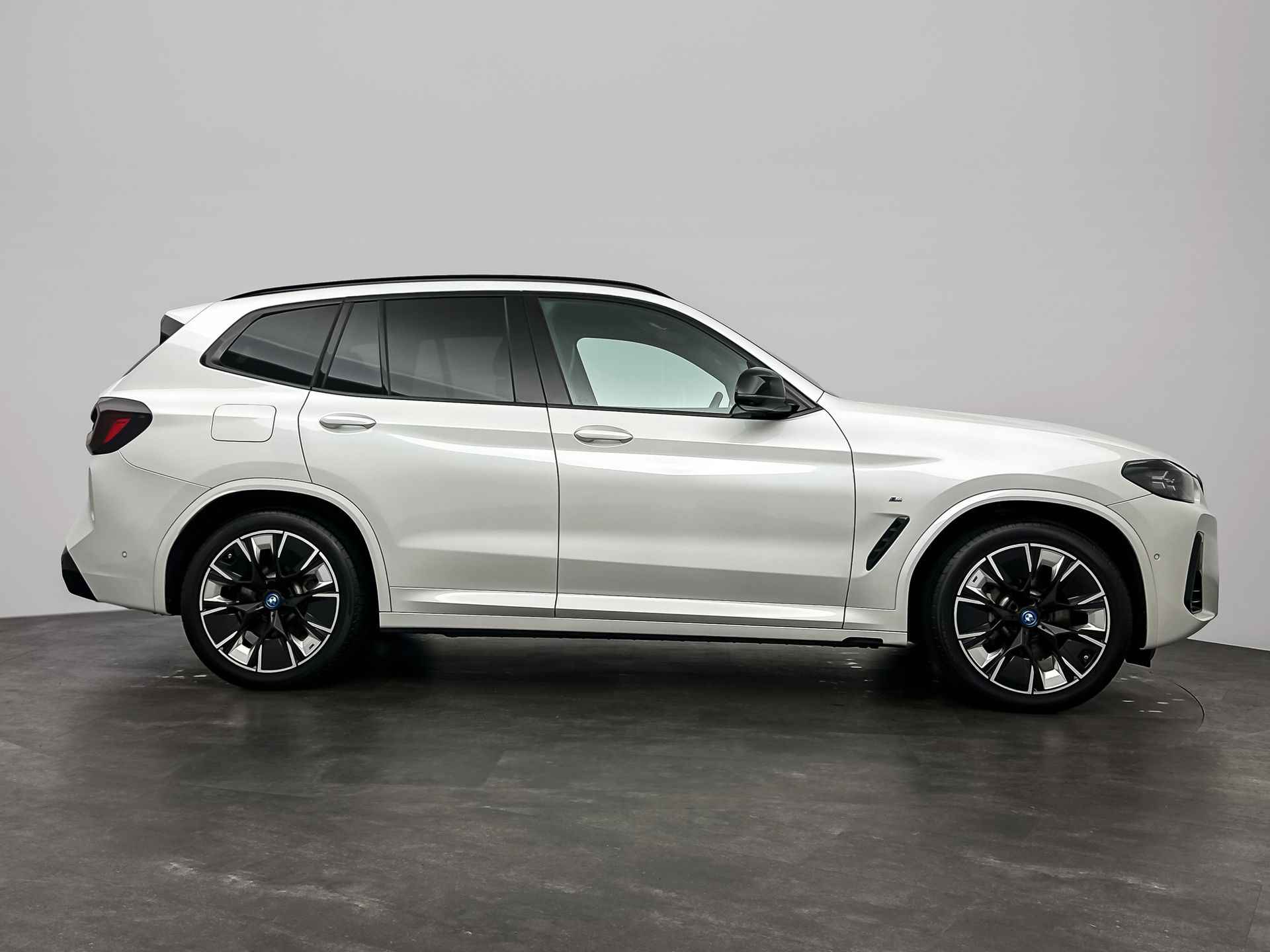 BMW iX3 High Executive 80 kWh | Shadow Line Pack | Extra getint glas achter | Elektrisch verstelbare lendensteun | Harman Kardon Surround Sound Systeem | Comfort telefoonvoorbereiding met draadloze oplaadmogelijkheid | BM - 7/31