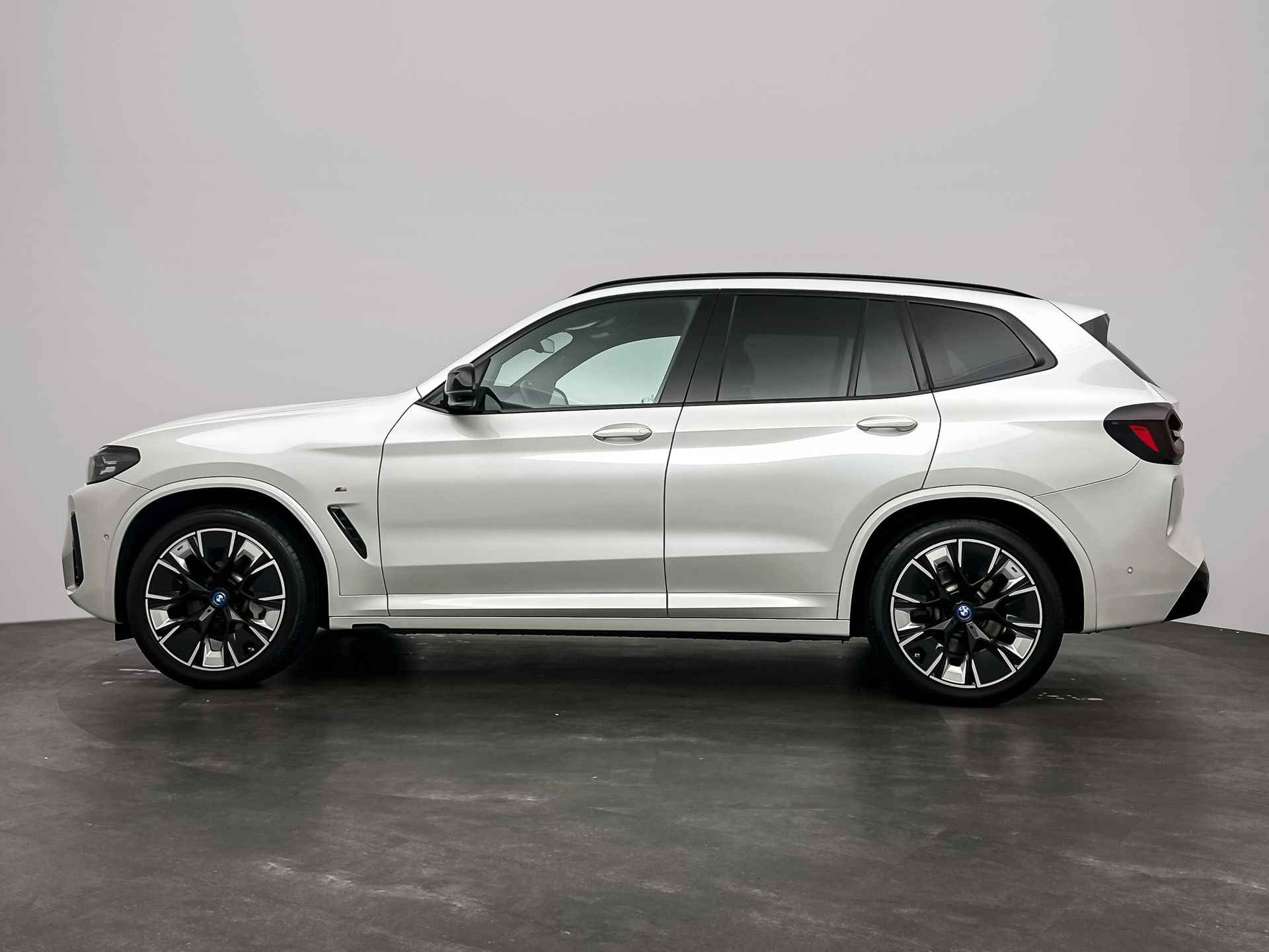 BMW iX3 High Executive 80 kWh | Shadow Line Pack | Extra getint glas achter | Elektrisch verstelbare lendensteun | Harman Kardon Surround Sound Systeem | Comfort telefoonvoorbereiding met draadloze oplaadmogelijkheid | BM - 8/31