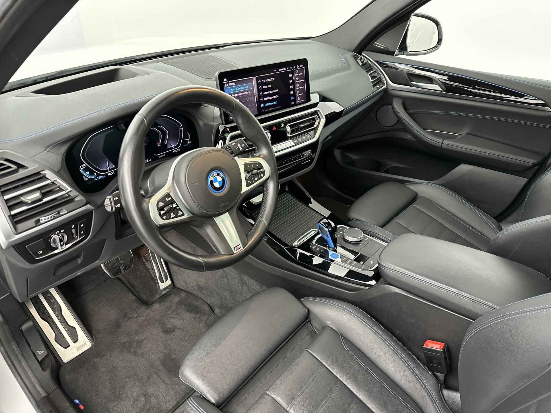 BMW iX3 High Executive 80 kWh | Shadow Line Pack | Extra getint glas achter | Elektrisch verstelbare lendensteun | Harman Kardon Surround Sound Systeem | Comfort telefoonvoorbereiding met draadloze oplaadmogelijkheid | BM - 12/31