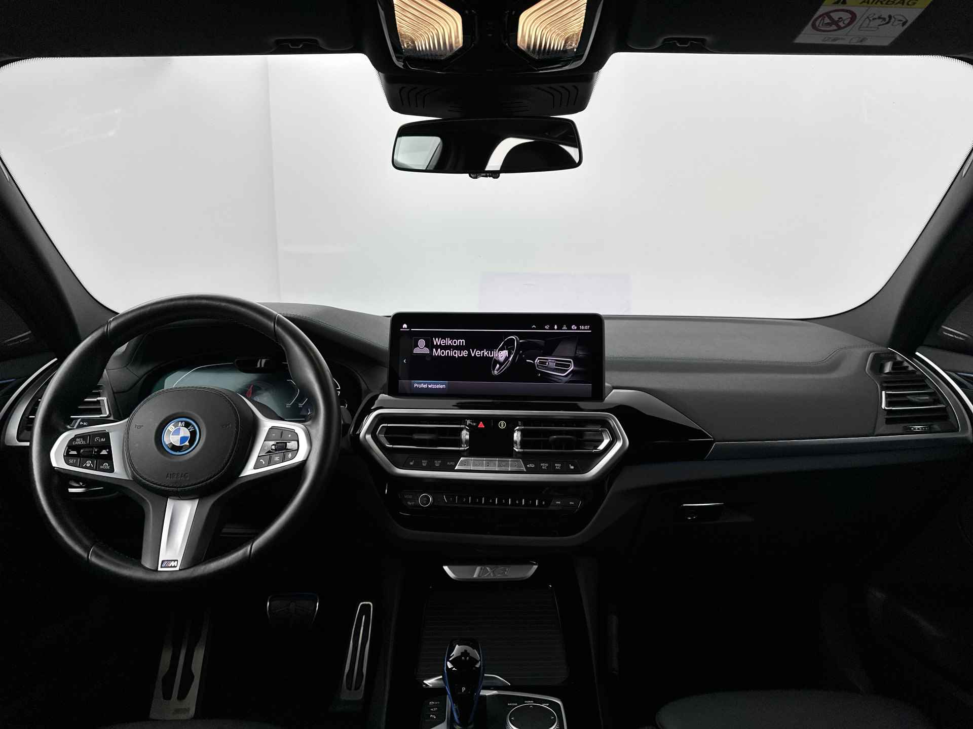 BMW iX3 High Executive 80 kWh | Shadow Line Pack | Extra getint glas achter | Elektrisch verstelbare lendensteun | Harman Kardon Surround Sound Systeem | Comfort telefoonvoorbereiding met draadloze oplaadmogelijkheid | BM - 26/31