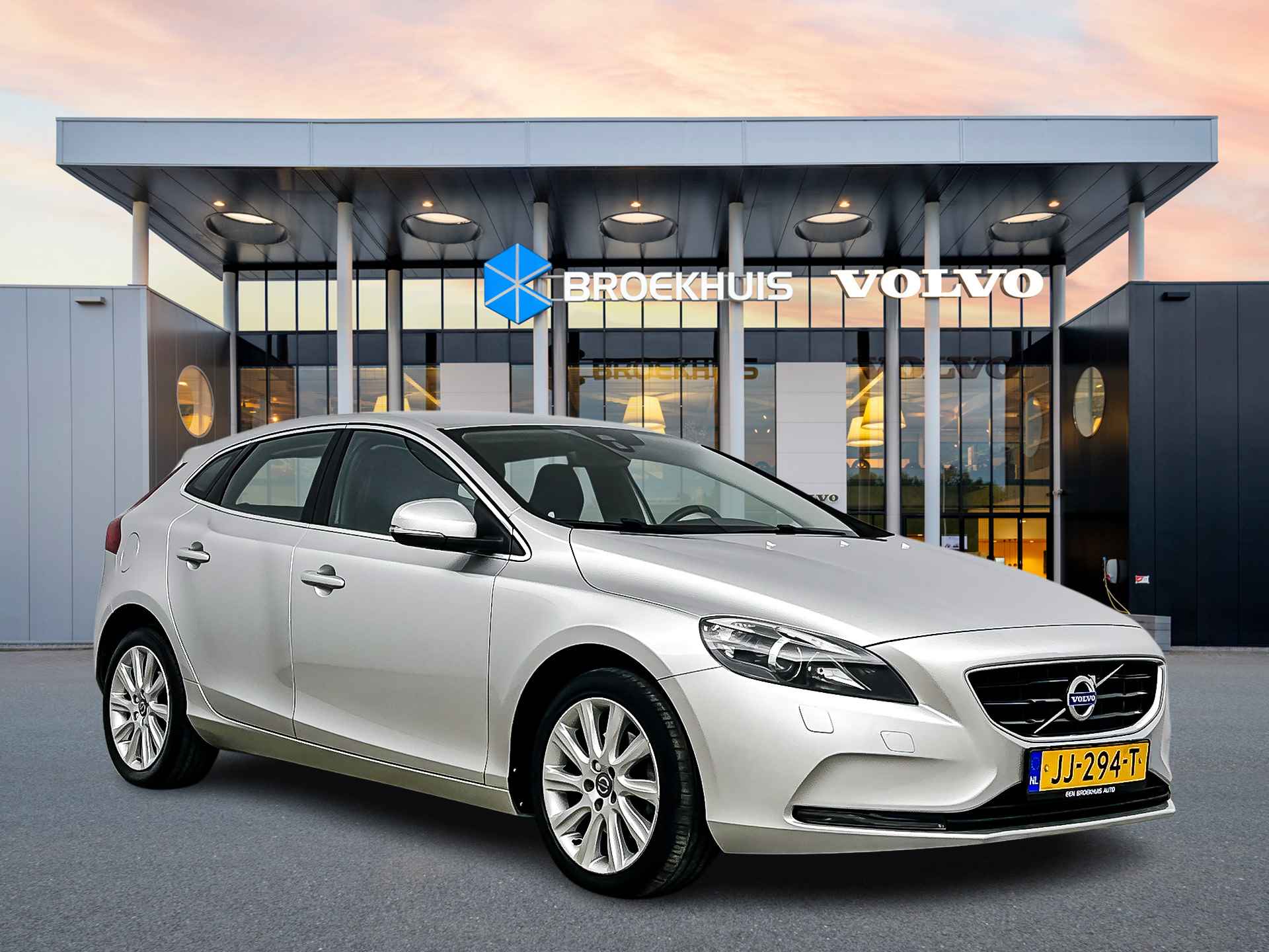 Volvo V40 T3 Nordic+ | 17" | Xenon | Standkachel | Verwarmbare voorstoelen | Park Assist achter | Cruise control | Climate control | Elekt - 3/27