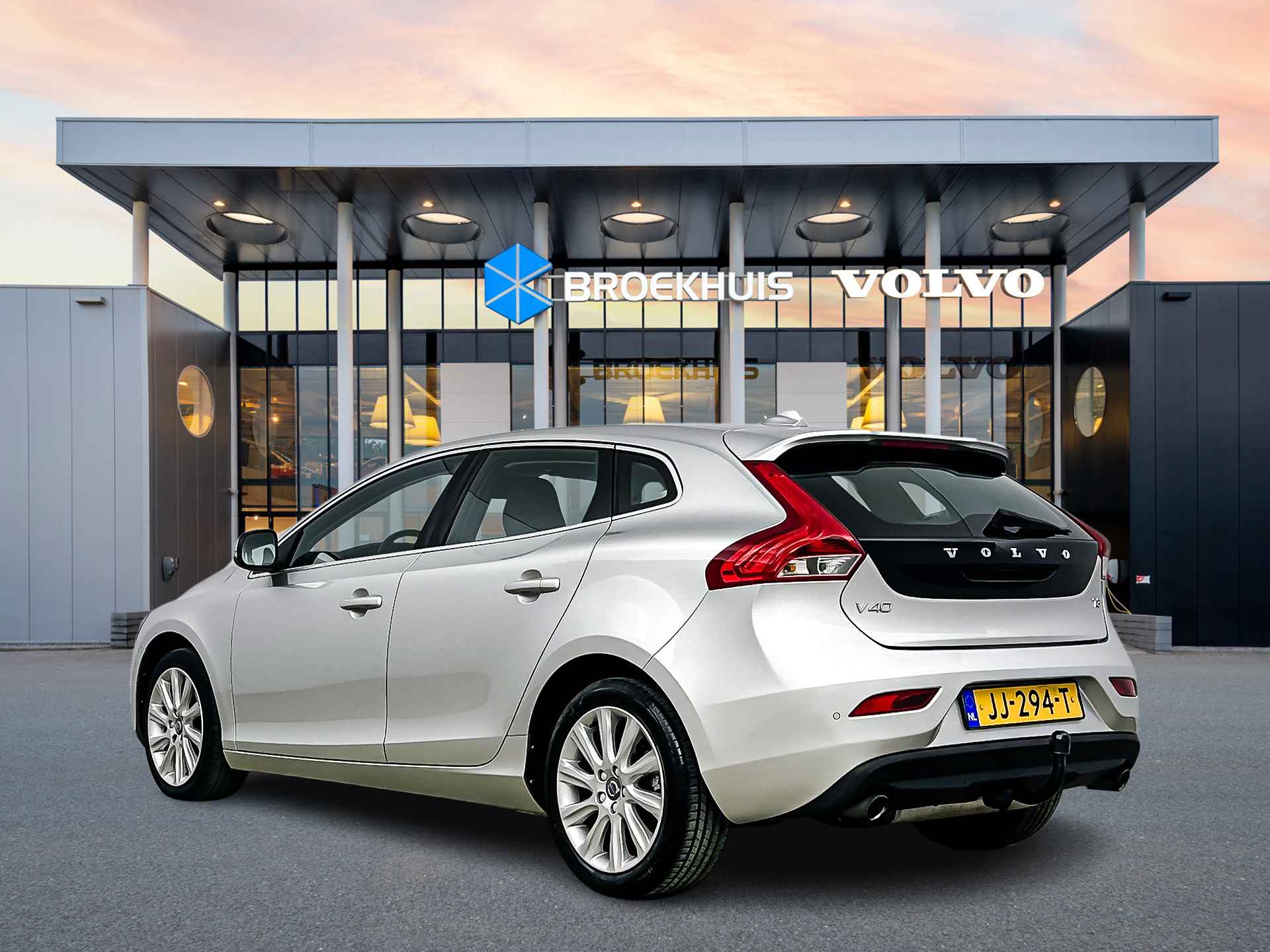 Volvo V40 T3 Nordic+ | 17" | Xenon | Standkachel | Verwarmbare voorstoelen | Park Assist achter | Cruise control | Climate control | Elekt - 5/27