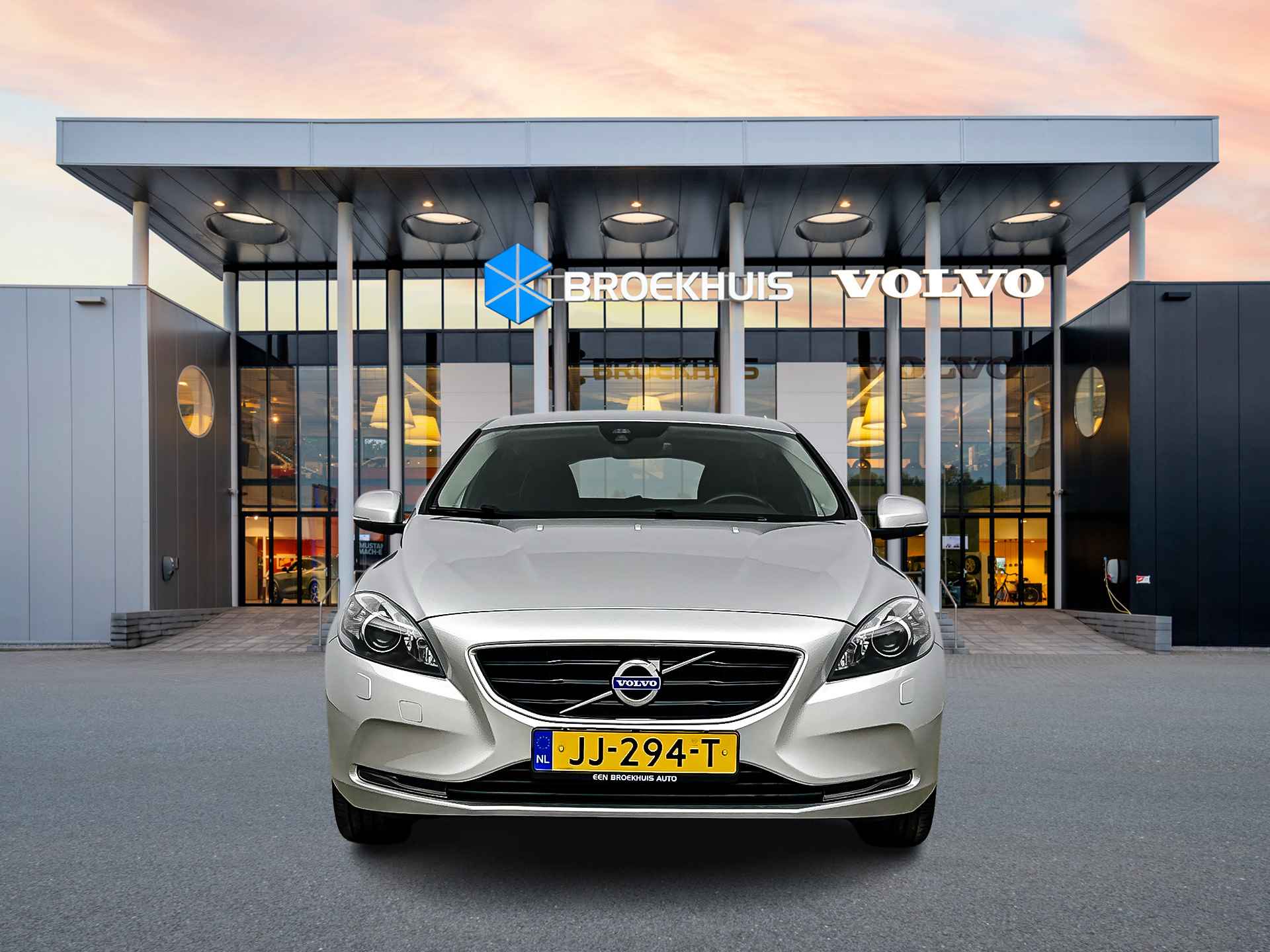 Volvo V40 T3 Nordic+ | 17" | Xenon | Standkachel | Verwarmbare voorstoelen | Park Assist achter | Cruise control | Climate control | Elekt - 6/27