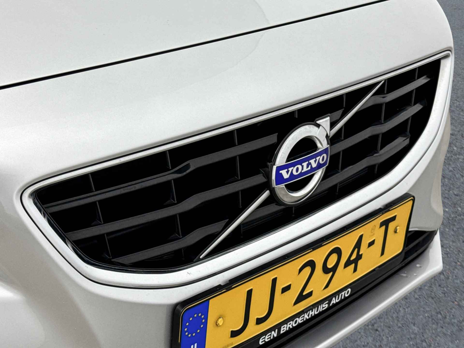 Volvo V40 T3 Nordic+ | 17" | Xenon | Standkachel | Verwarmbare voorstoelen | Park Assist achter | Cruise control | Climate control | Elekt - 10/27