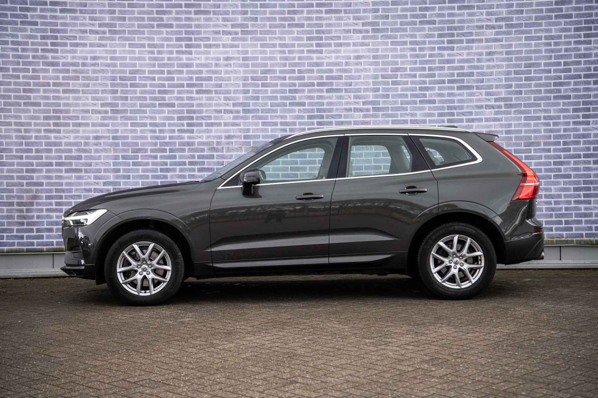 Volvo XC60 2.0 T5 Momentum | Lederen Bekleding | Adaptieve Cruise Control | Dimmende Binnen en Buitenspiegels | Parkeer Camera | Trekhaak | - 6/33