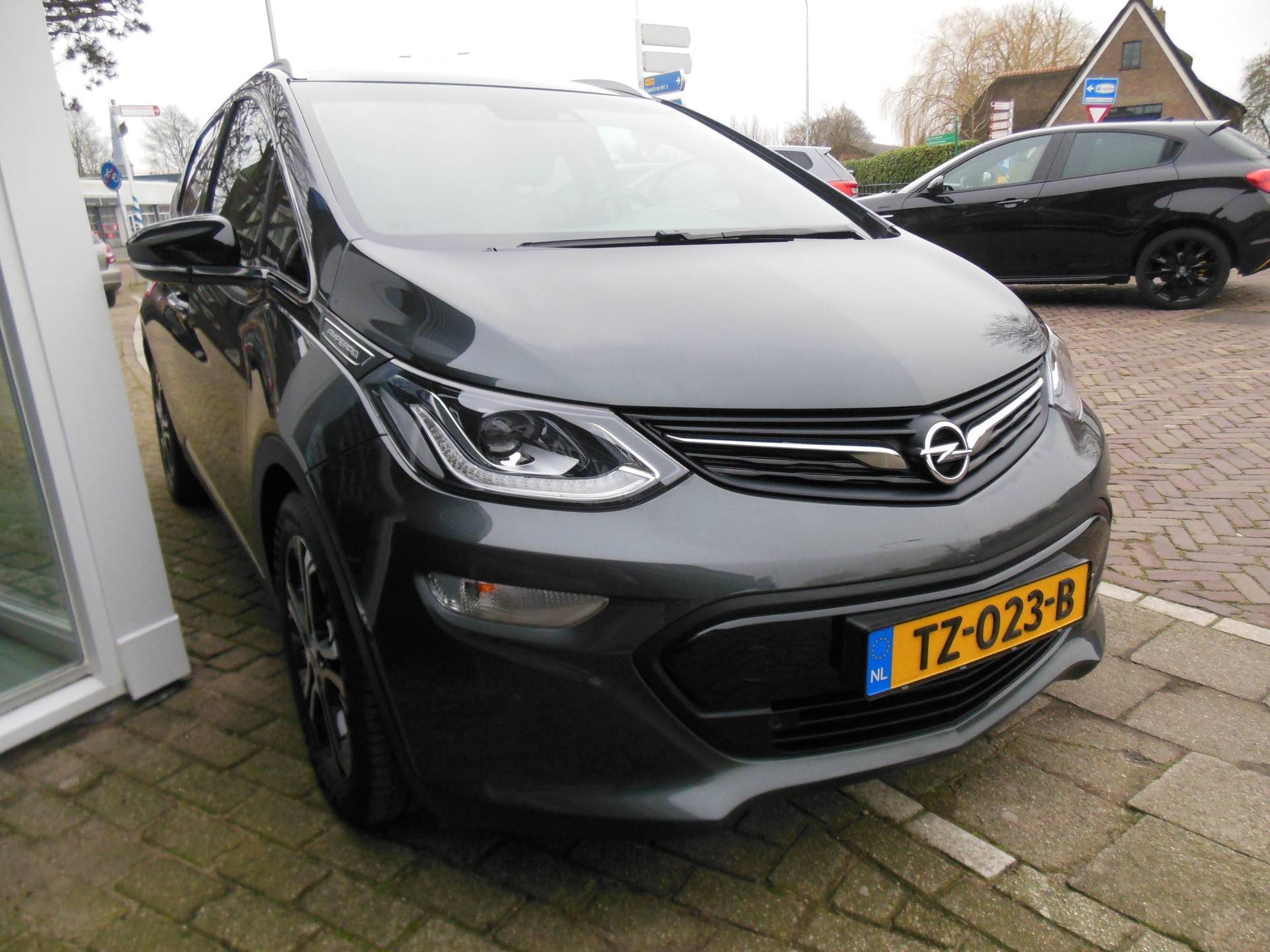 Opel Ampera-E Business executive 60 kWh incl. btw 12 maanden Bovag garantie carplay android EV accus vernieuwd in 2022 bij 152610 km - 6/20