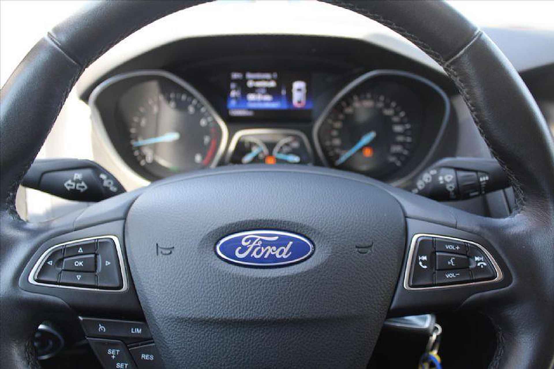 Ford Focus 1.0 ECOBOOST 100PK | 5-DEURS | TREND EDITION | AIRCO | NAVI | TREKHAAK | - 11/17