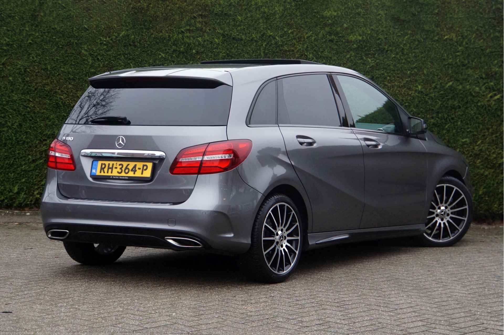 Mercedes-Benz B-Klasse B 180 AMG line Night | Panorama Carplay Sfeerverlichting - 2/36