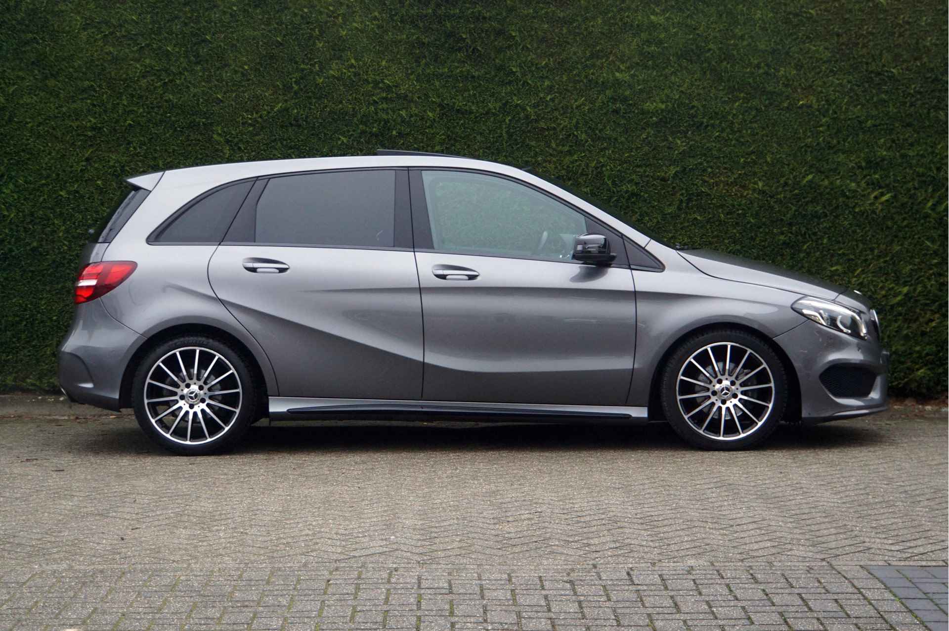 Mercedes-Benz B-Klasse B 180 AMG line Night | Panorama Carplay Sfeerverlichting - 4/36