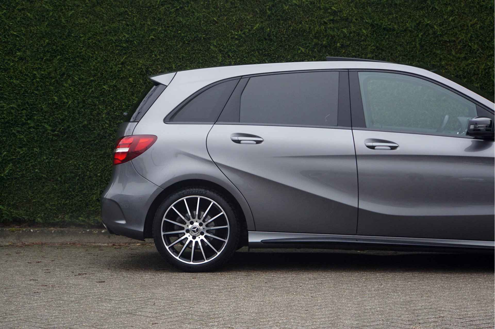 Mercedes-Benz B-Klasse B 180 AMG line Night | Panorama Carplay Sfeerverlichting - 6/36