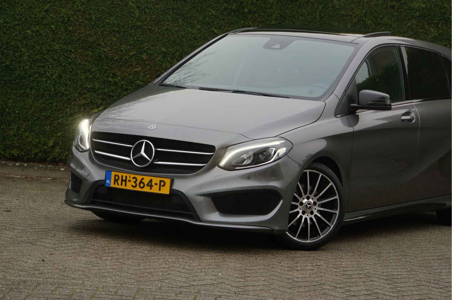 Mercedes-Benz B-Klasse B 180 AMG line Night | Panorama Carplay Sfeerverlichting - 19/36