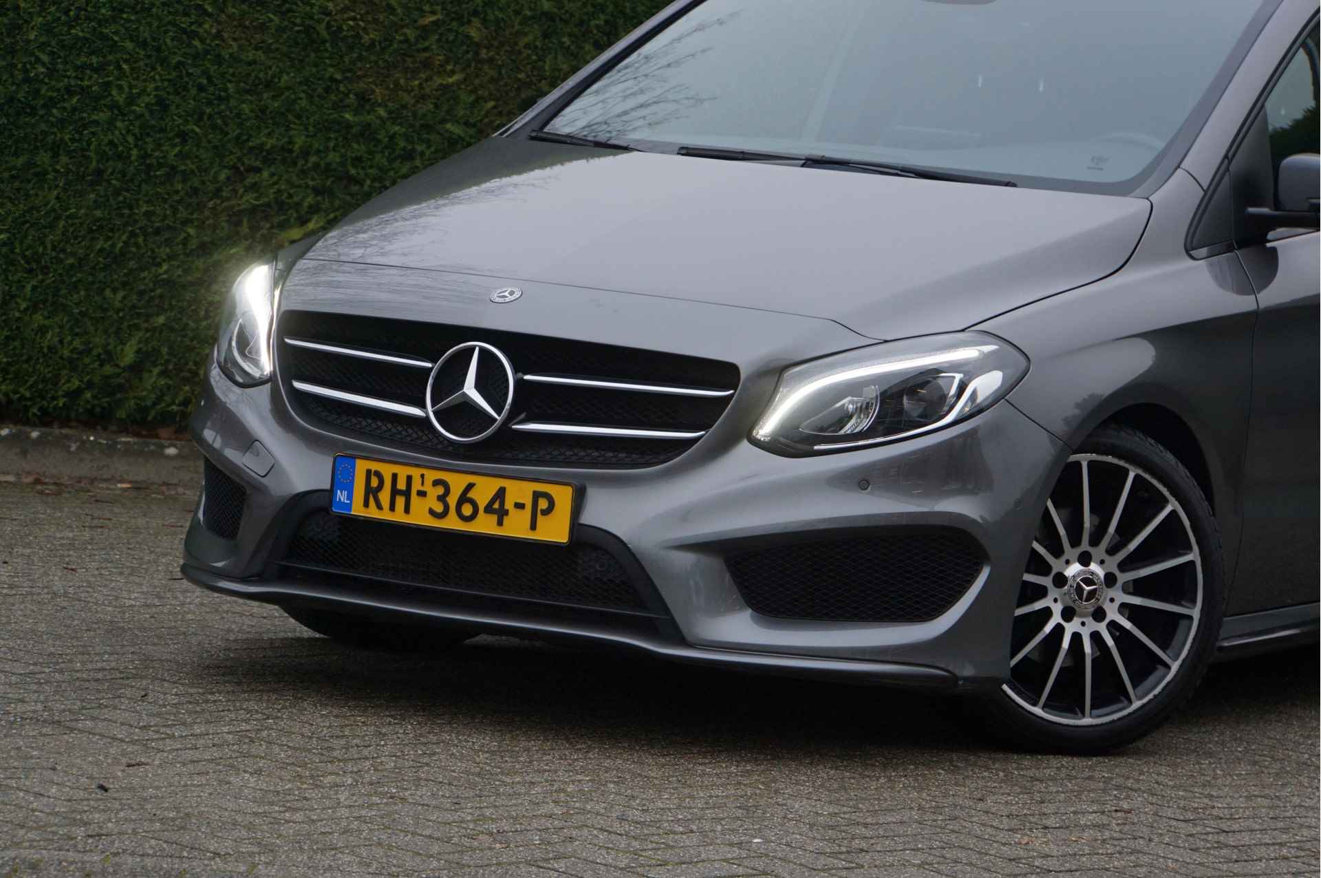 Mercedes-Benz B-Klasse B 180 AMG line Night | Panorama Carplay Sfeerverlichting - 33/36