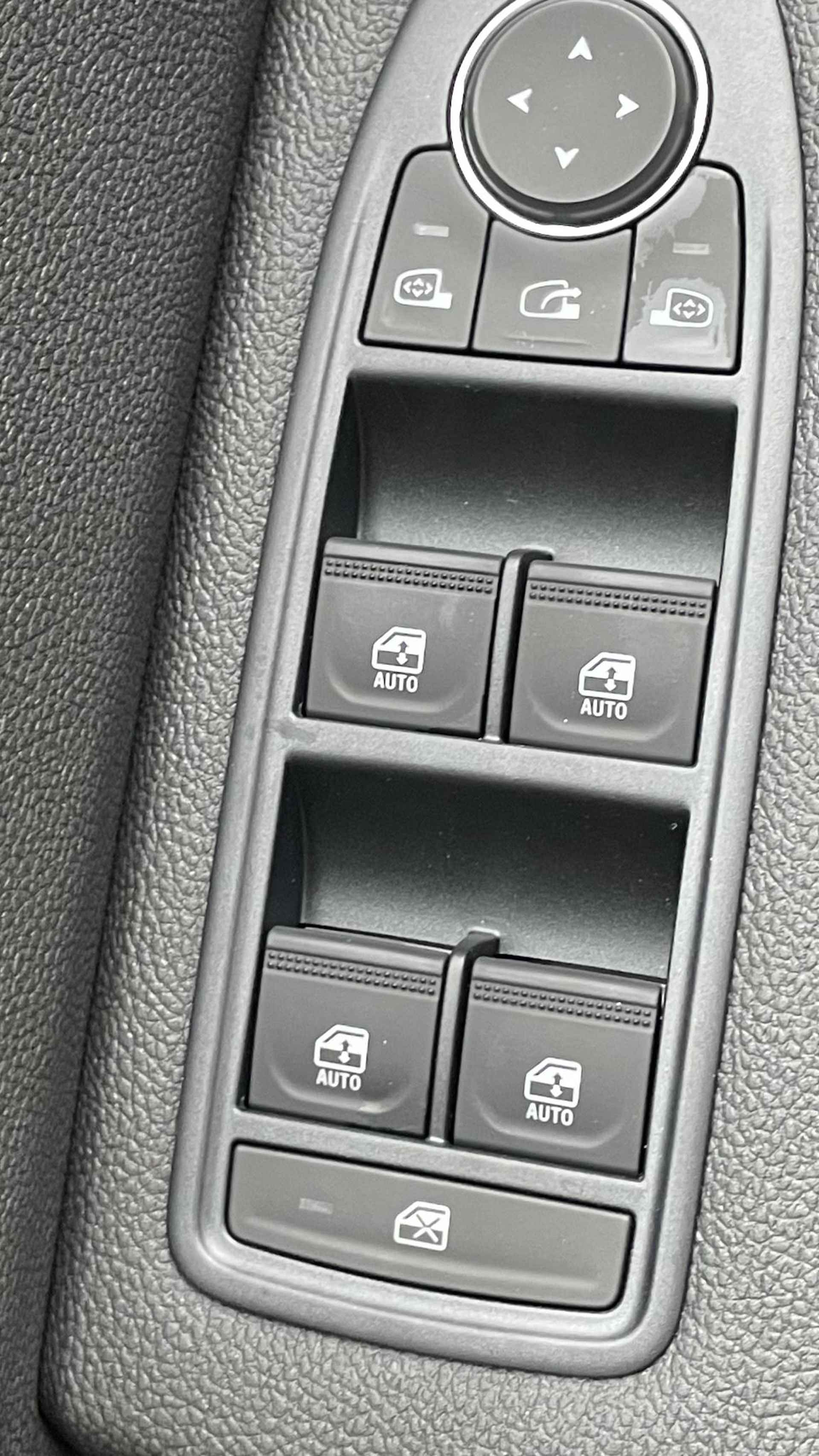 Mitsubishi Colt 1.6 HEV Instyle Hybrid | Navigatie 9,3" | Apple Carplay | LED | 360° Camera | PDC | Bose Audio | LMV 17" | 8 jaar Garantie - 24/37