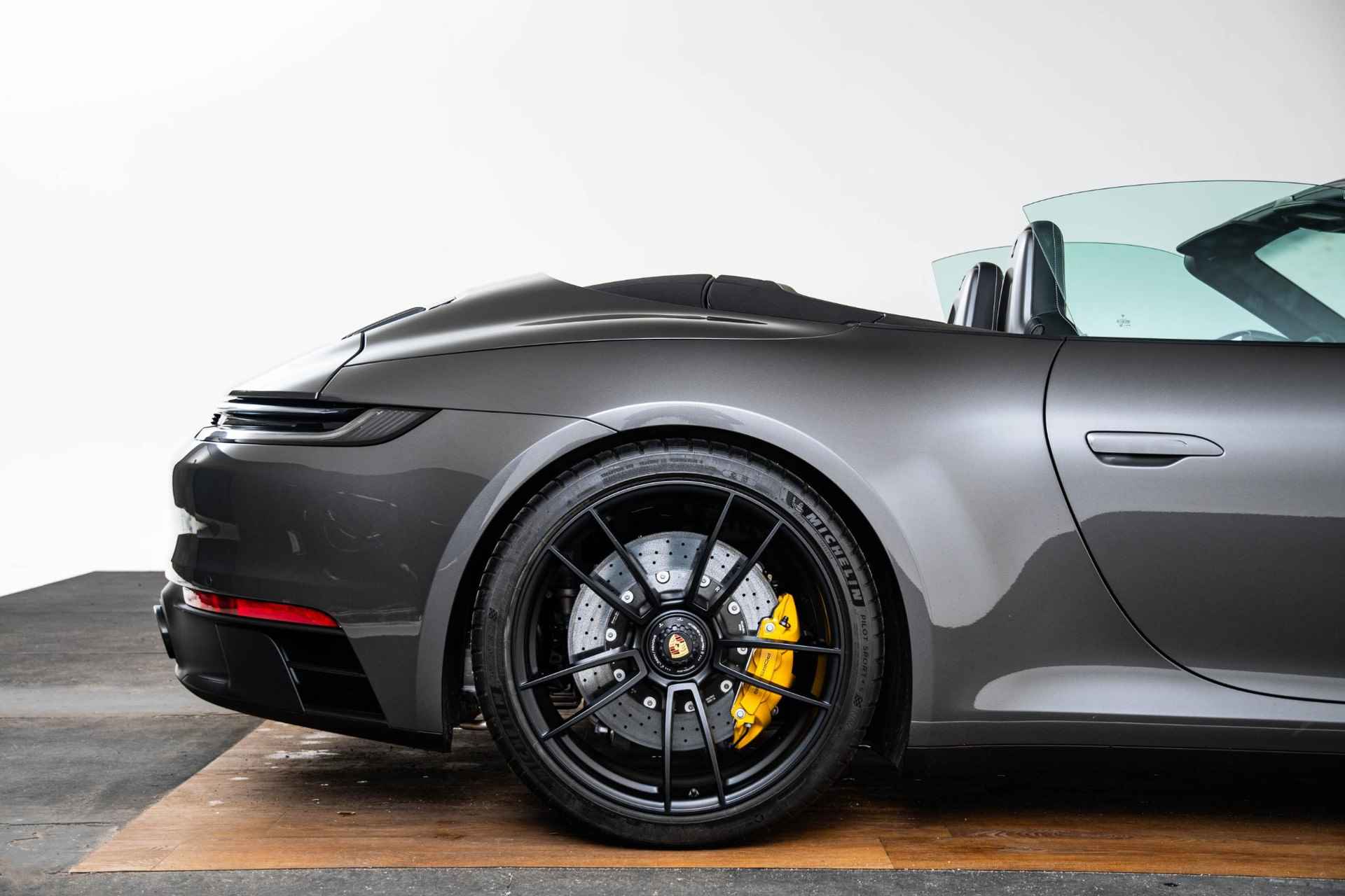 Porsche 911 Cabrio 3.0 Carrera GTS SportDesign/Sport Chrono pakket - Achterasbesturing - Adaptieve cruise control - Adaptieve sportstoelen Plus - GT-sportstuurwiel - Stuurbekrachtiging Plus - Liftsysteem - 13/95