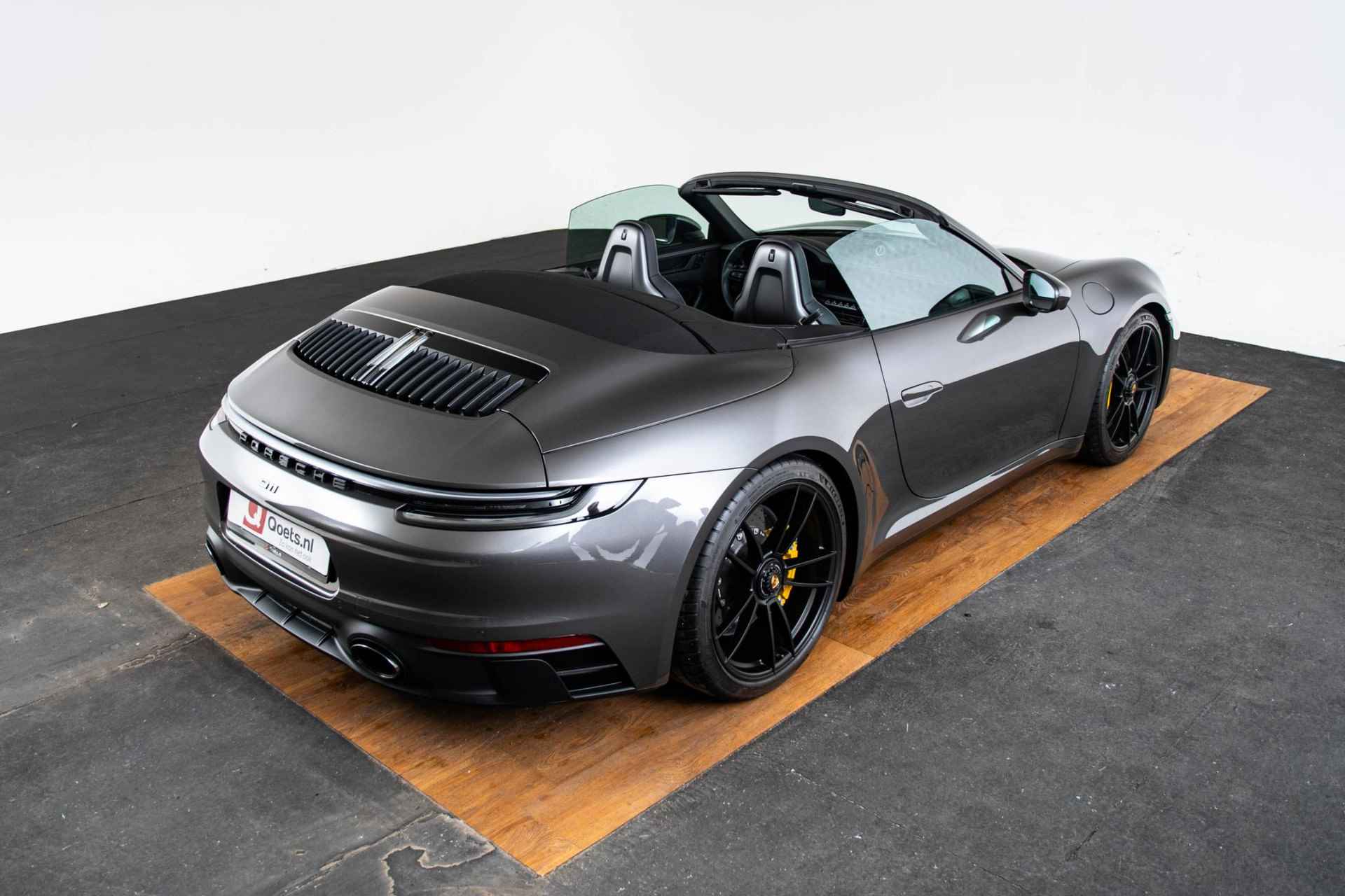 Porsche 911 Cabrio 3.0 Carrera GTS SportDesign/Sport Chrono pakket - Achterasbesturing - Adaptieve cruise control - Adaptieve sportstoelen Plus - GT-sportstuurwiel - Stuurbekrachtiging Plus - Liftsysteem - 55/95