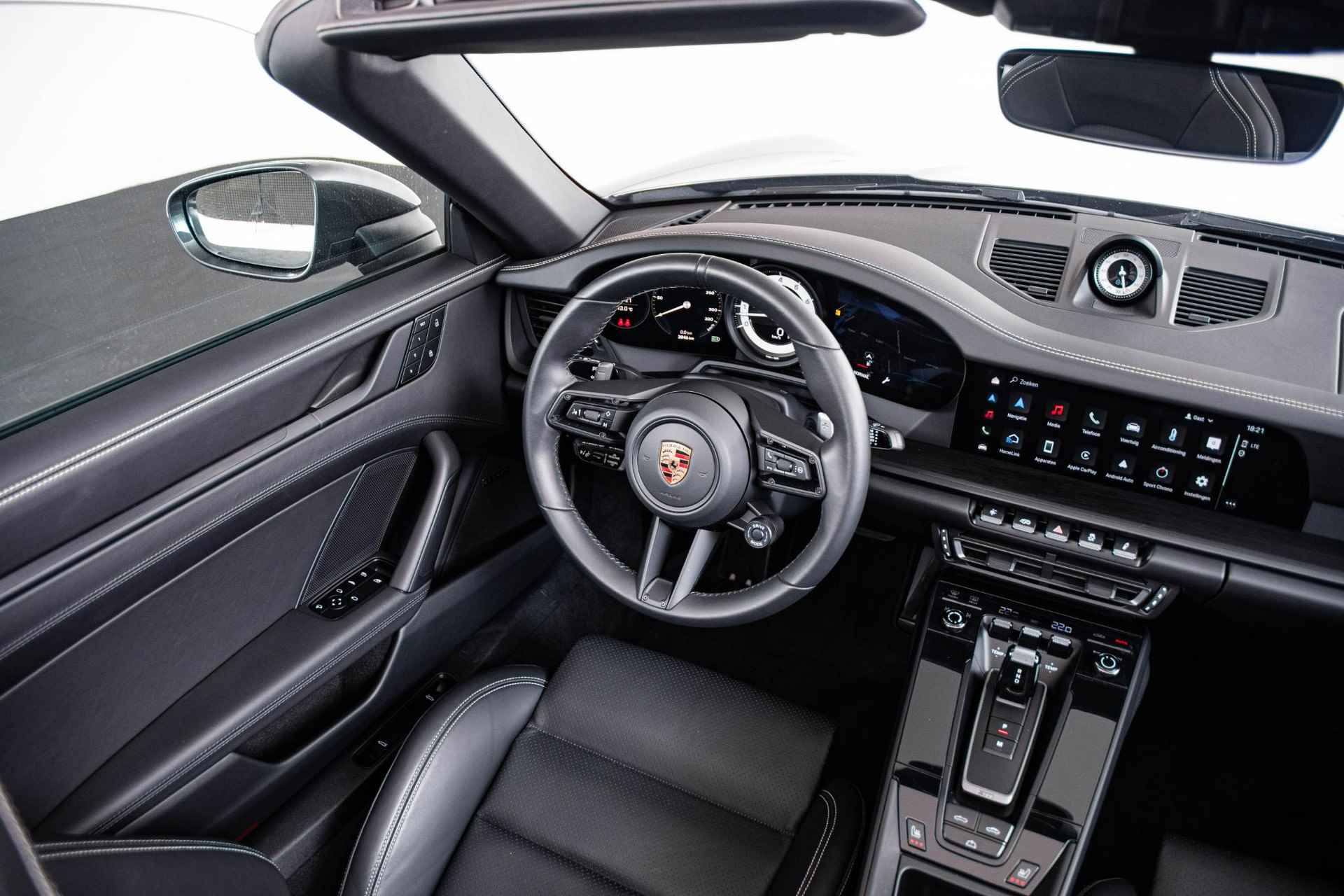 Porsche 911 Cabrio 3.0 Carrera GTS SportDesign/Sport Chrono pakket - Achterasbesturing - Adaptieve cruise control - Adaptieve sportstoelen Plus - GT-sportstuurwiel - Stuurbekrachtiging Plus - Liftsysteem - 87/95