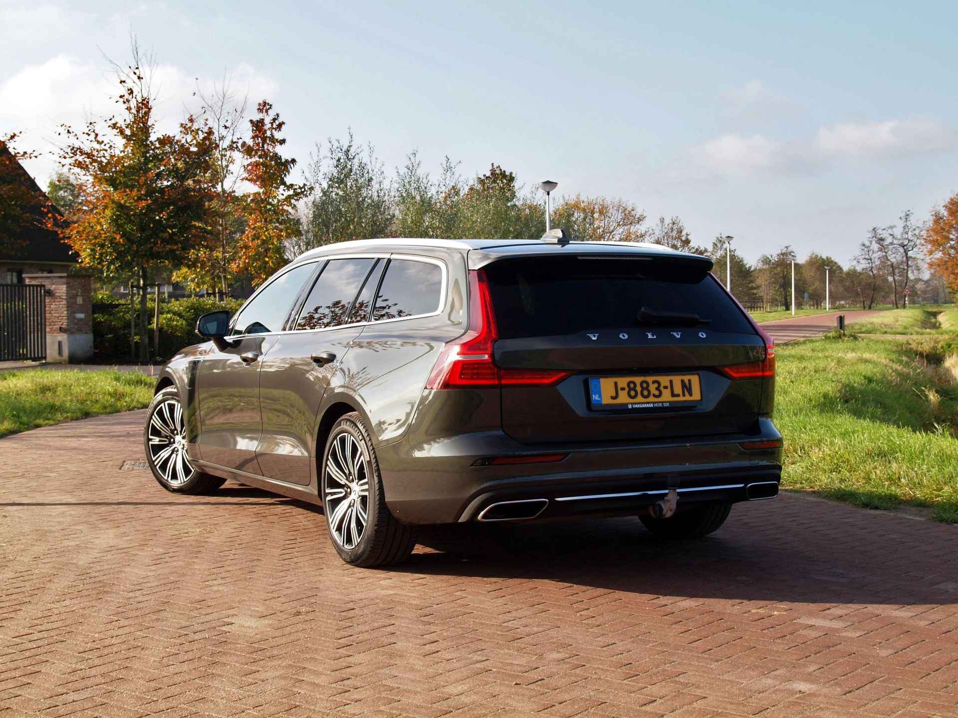 Volvo V60 2.0 T6 Recharge AWD Business Pro | Plug-in Hybride | Trekhaak | Apple Carplay NL-Auto | - 2/40