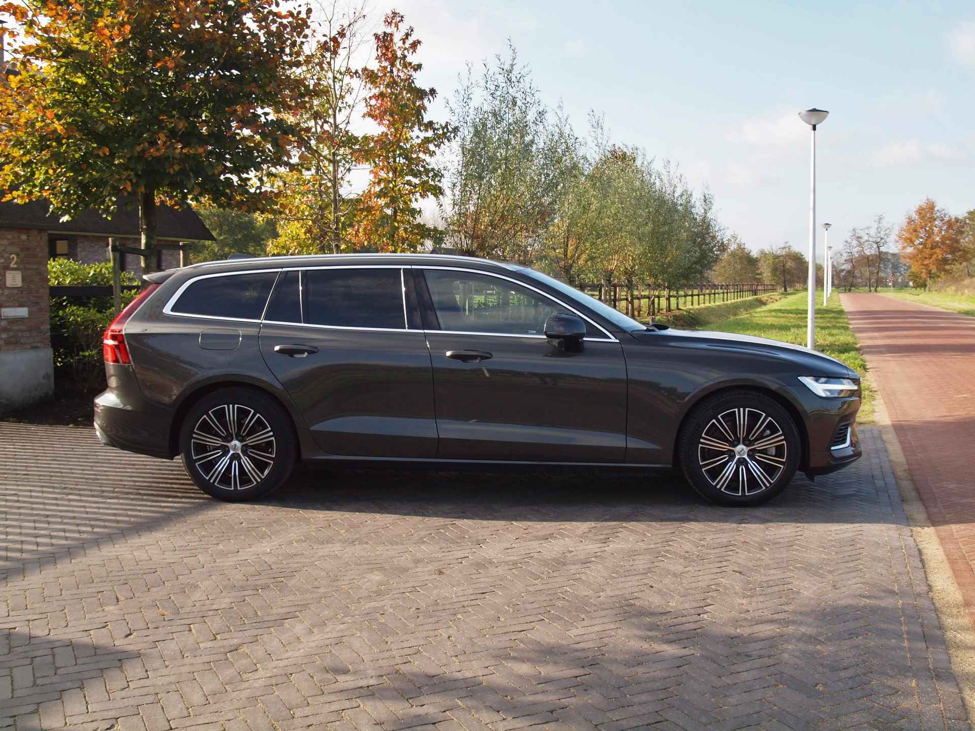 Volvo V60 2.0 T6 Recharge AWD Business Pro | Plug-in Hybride | Trekhaak | Apple Carplay NL-Auto | - 11/40