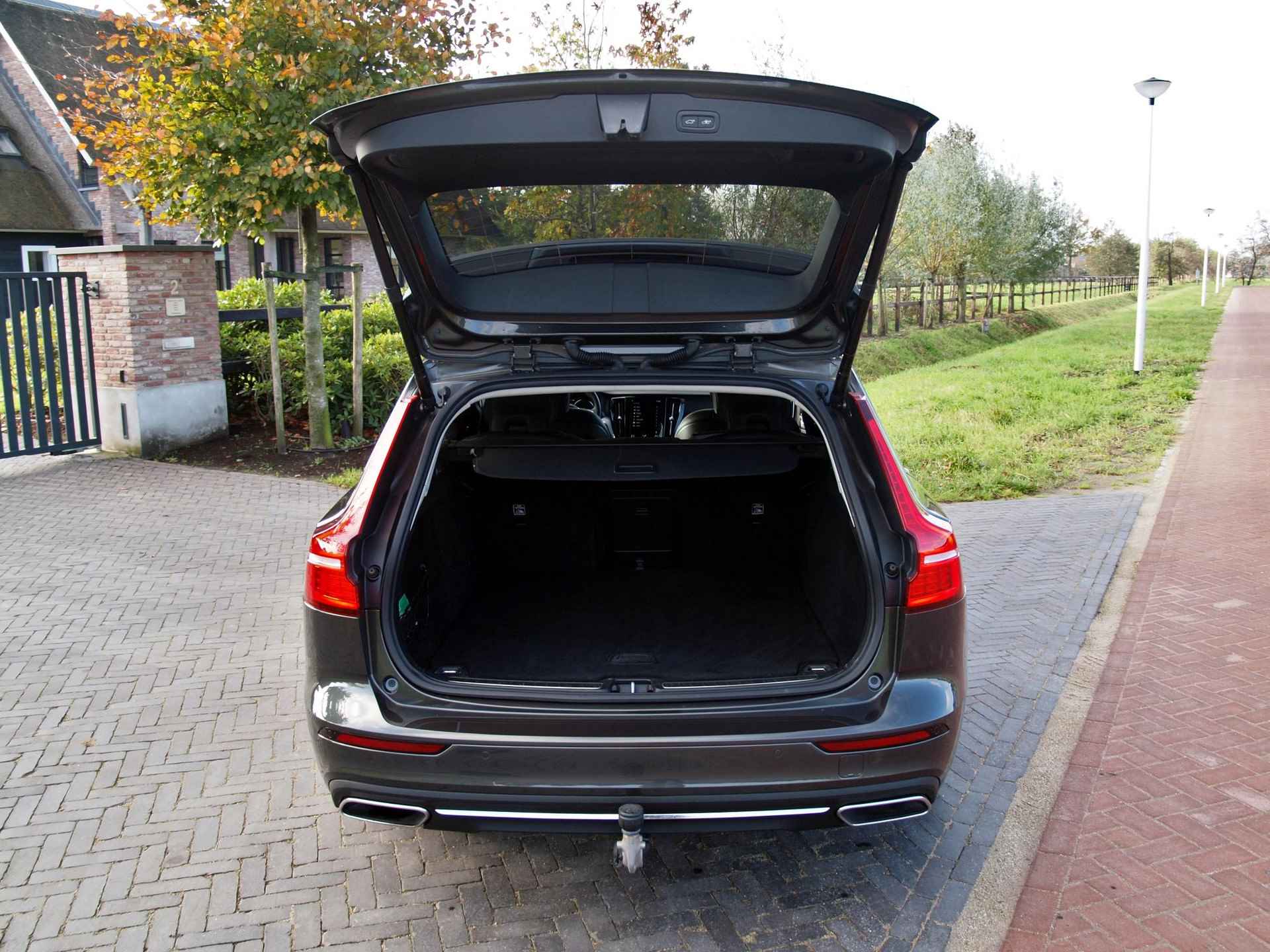 Volvo V60 2.0 T6 Recharge AWD Business Pro | Plug-in Hybride | Trekhaak | Apple Carplay NL-Auto | - 32/40