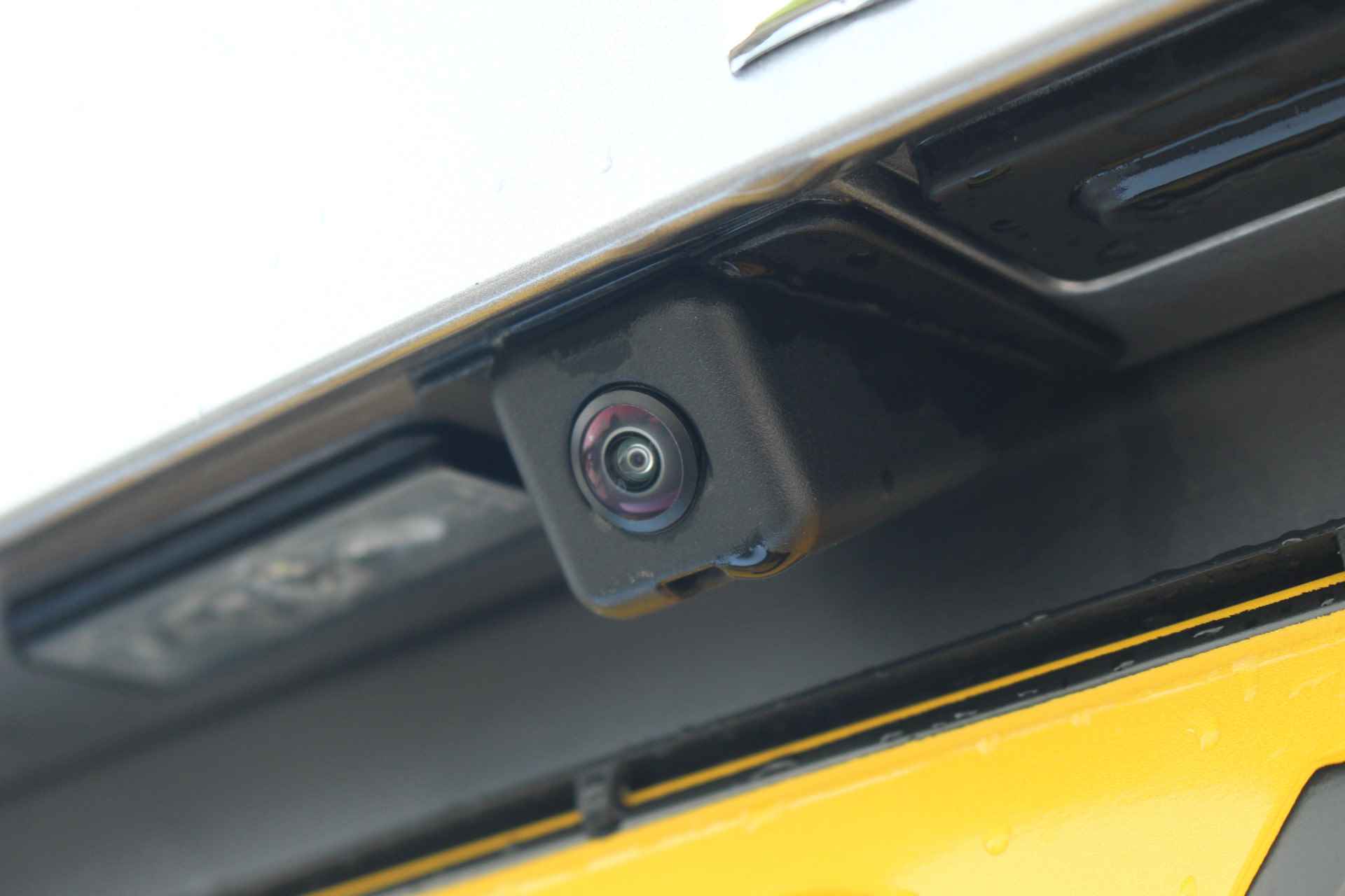 Peugeot 2008 1.2 PureTech Allure Pack Automaat | Carplay | Camera | Climate & Cruise C. | DAB+ | 17"LMV | Privacy Glass | - 9/39