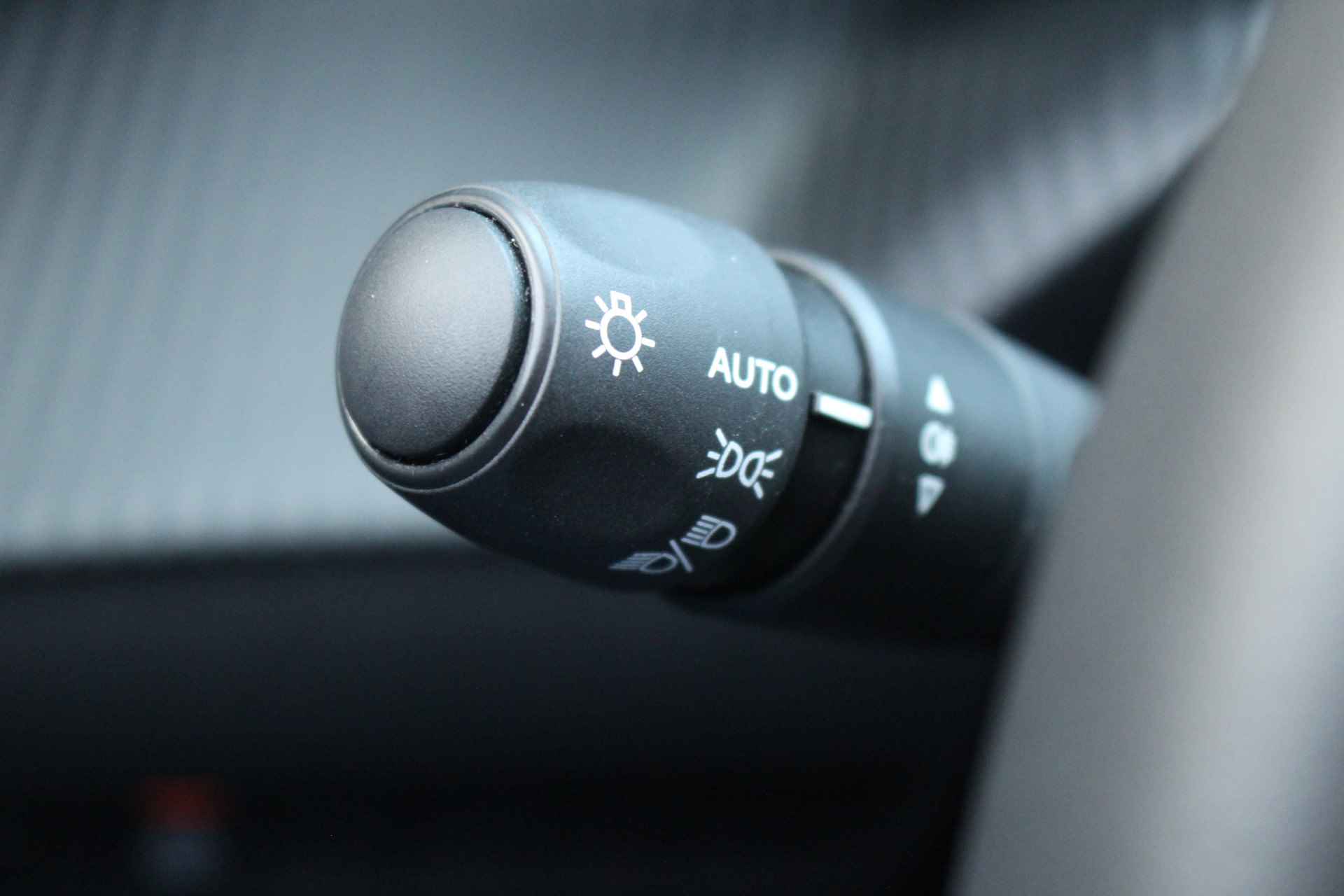 Peugeot 2008 1.2 PureTech Allure Pack Automaat | Carplay | Camera | Climate & Cruise C. | DAB+ | 17"LMV | Privacy Glass | - 16/39