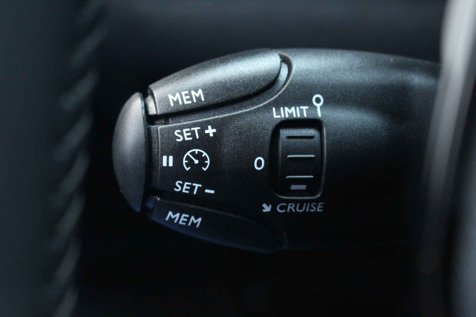 Peugeot 2008 1.2 PureTech Allure Pack Automaat | Carplay | Camera | Climate & Cruise C. | DAB+ | 17"LMV | Privacy Glass | - 17/39