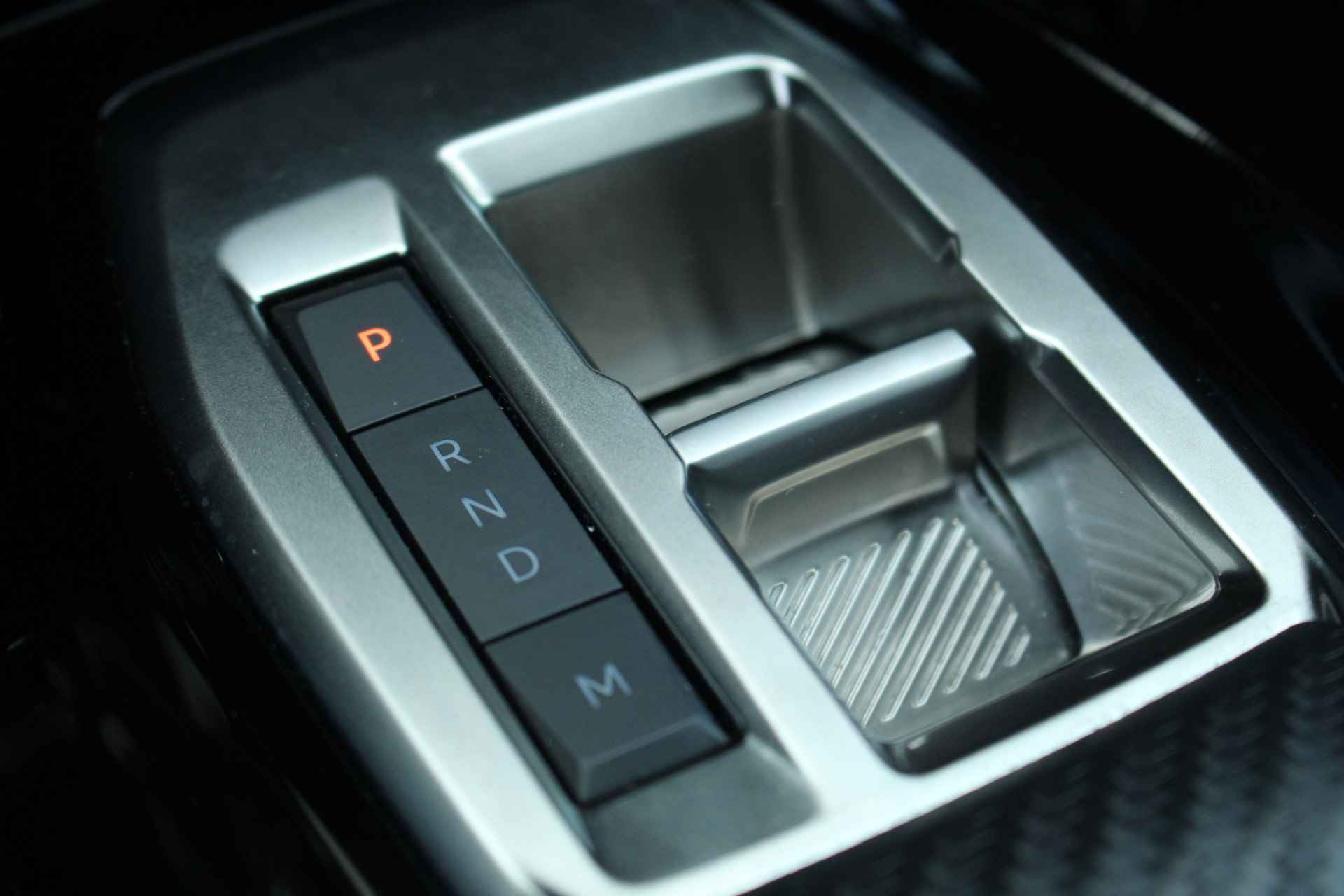 Peugeot 2008 1.2 PureTech Allure Pack Automaat | Carplay | Camera | Climate & Cruise C. | DAB+ | 17"LMV | Privacy Glass | - 27/39