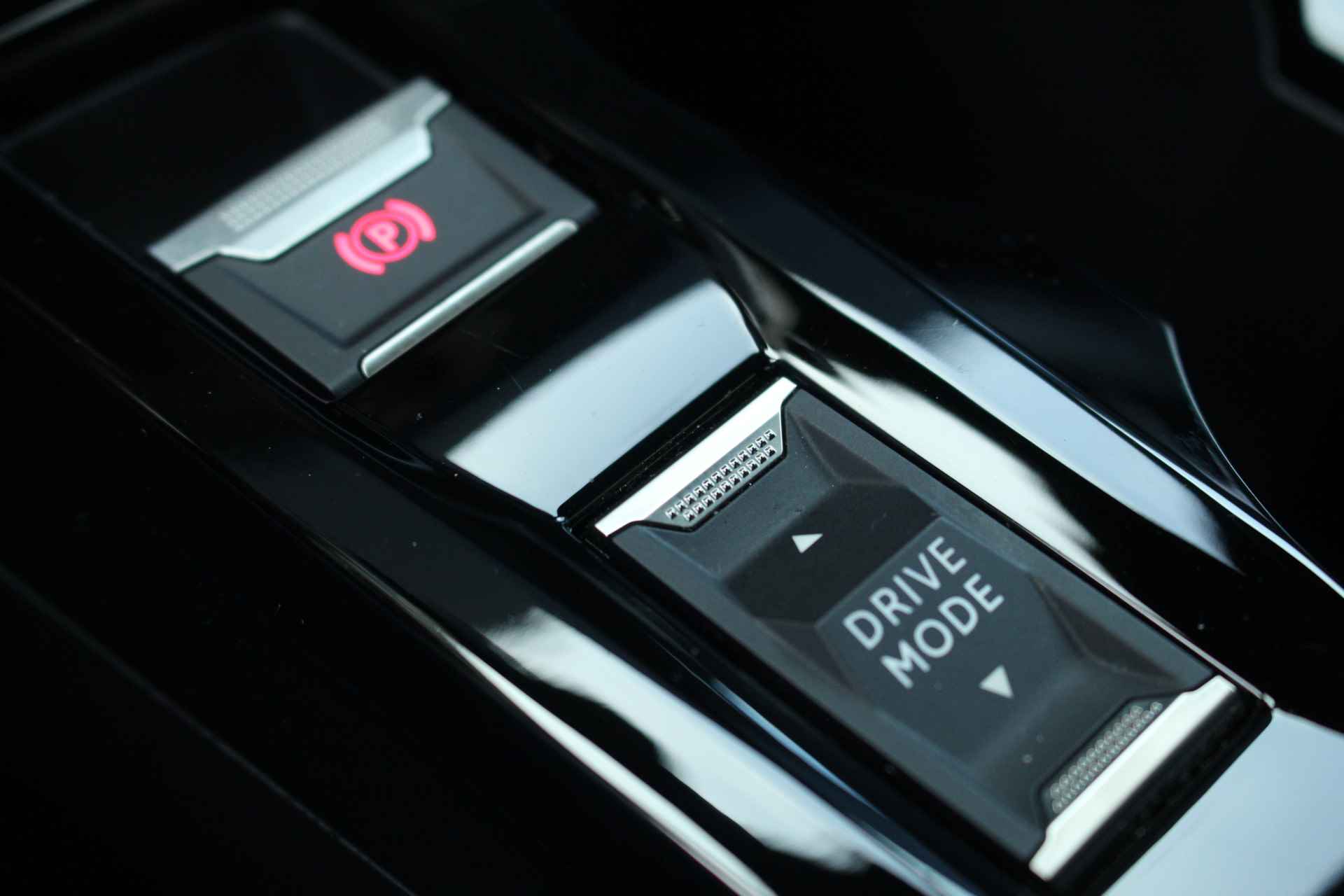 Peugeot 2008 1.2 PureTech Allure Pack Automaat | Carplay | Camera | Climate & Cruise C. | DAB+ | 17"LMV | Privacy Glass | - 28/39