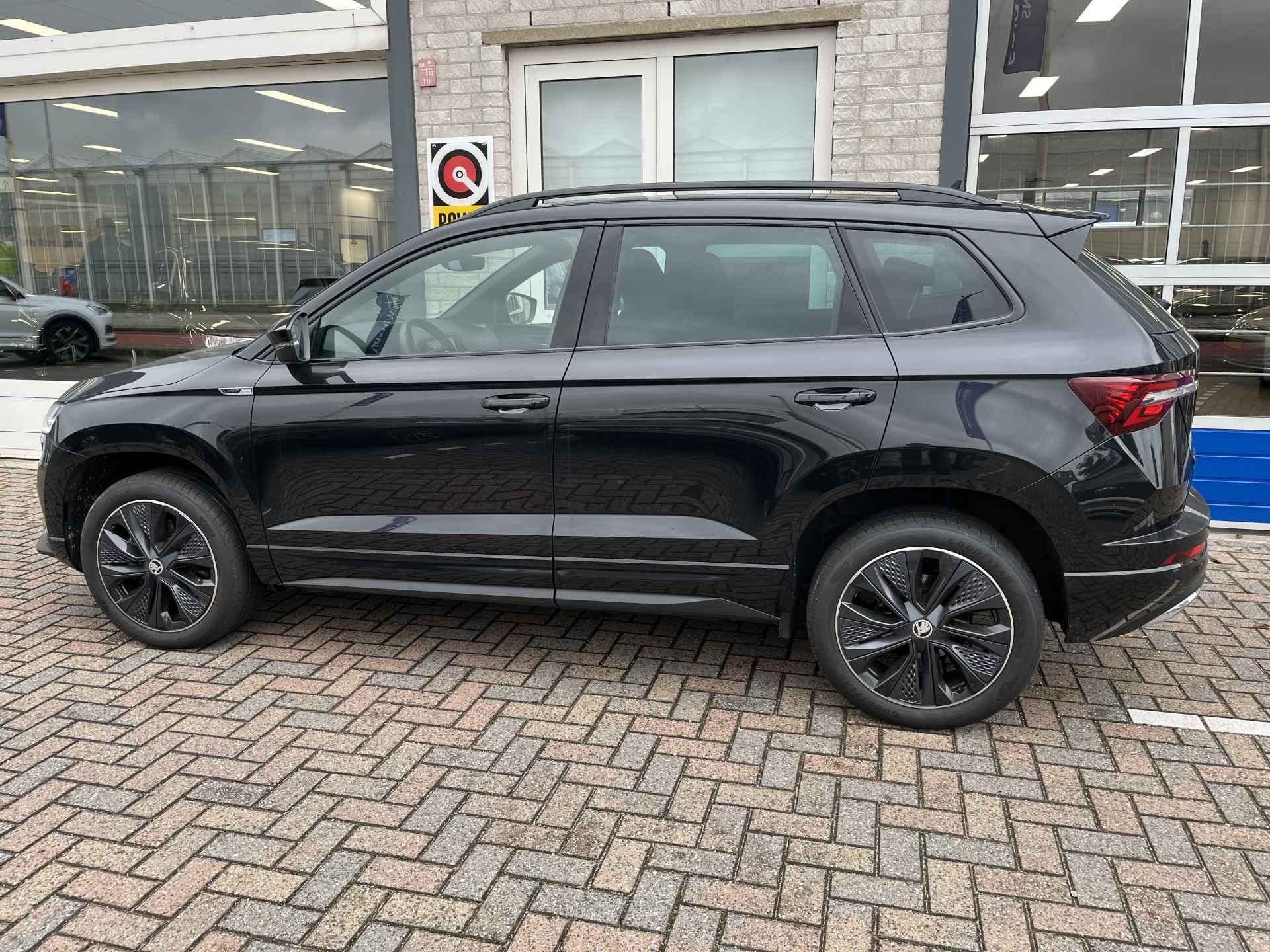 Škoda Karoq 1.5 TSI ACT Sportline Business / GARANTIE 12-2027/ AUTOMAAT/ PANO/ DIGITAL DASH/ MATRIX/ NAVI/ ACC/ CLIMA/ STOEL-STUURVERWARMING/ SMARTLINK/ DAB/ CAMERA - 3/36