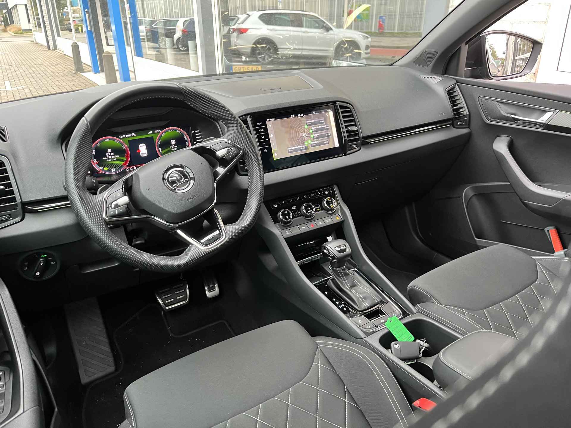 Škoda Karoq 1.5 TSI ACT Sportline Business / GARANTIE 12-2027/ AUTOMAAT/ PANO/ DIGITAL DASH/ MATRIX/ NAVI/ ACC/ CLIMA/ STOEL-STUURVERWARMING/ SMARTLINK/ DAB/ CAMERA - 9/36