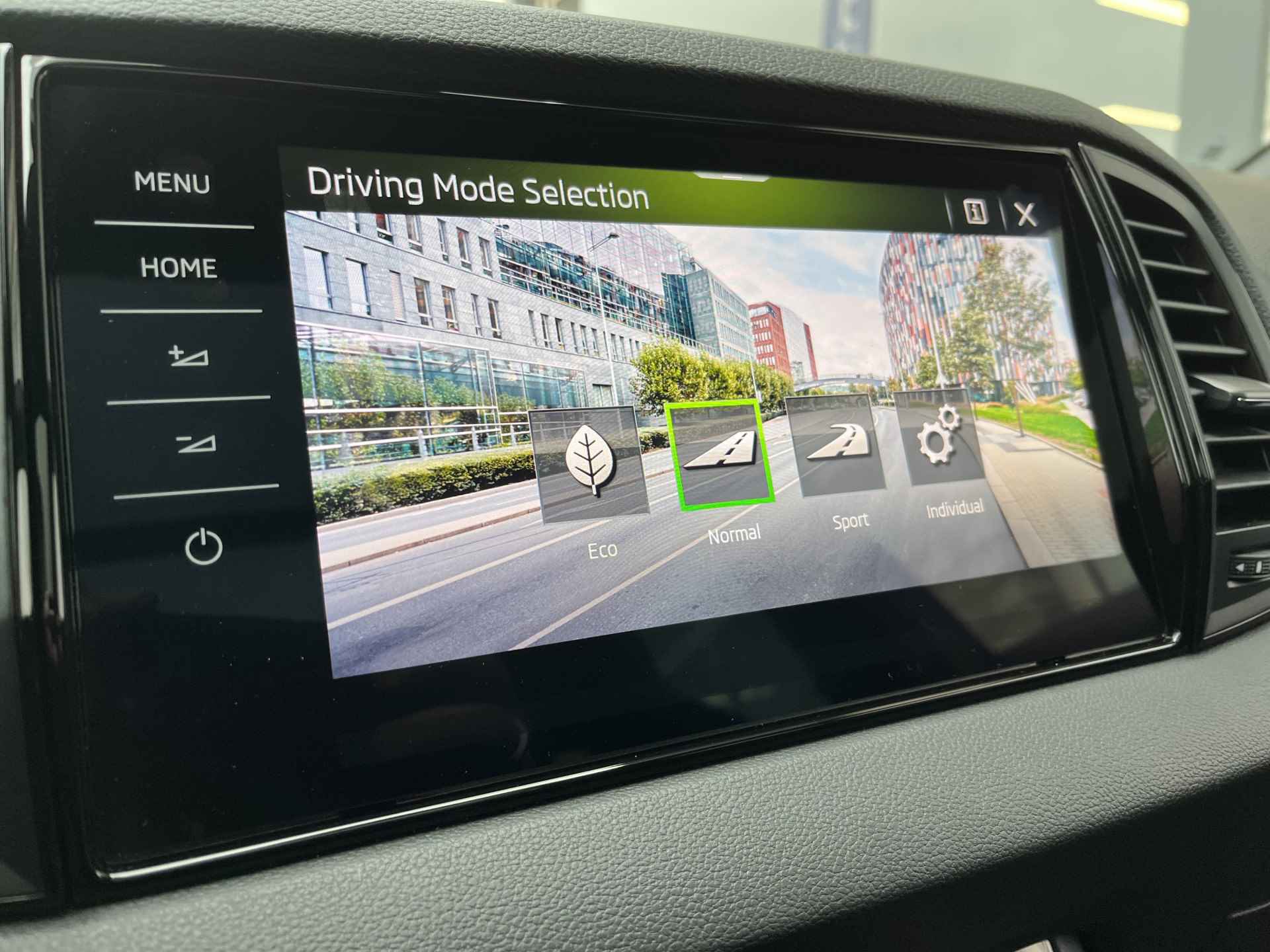 Škoda Karoq 1.5 TSI ACT Sportline Business / GARANTIE 12-2027/ AUTOMAAT/ PANO/ DIGITAL DASH/ MATRIX/ NAVI/ ACC/ CLIMA/ STOEL-STUURVERWARMING/ SMARTLINK/ DAB/ CAMERA - 23/36