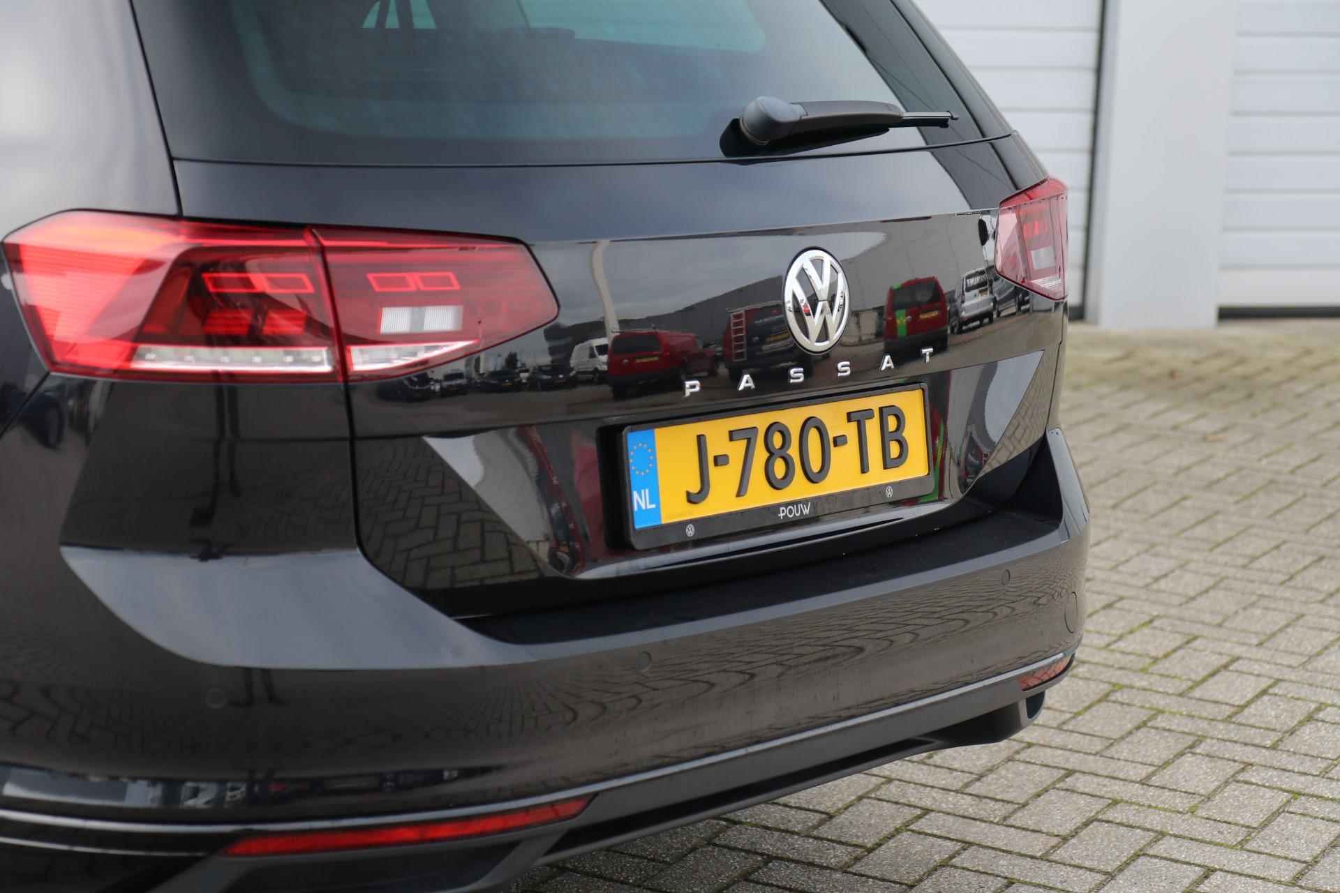 Volkswagen Passat Variant 1.6 TDI 120pk Comfort Business | Navigatie | Stoelverwarming |  Panoramadak | App Connect - 43/45