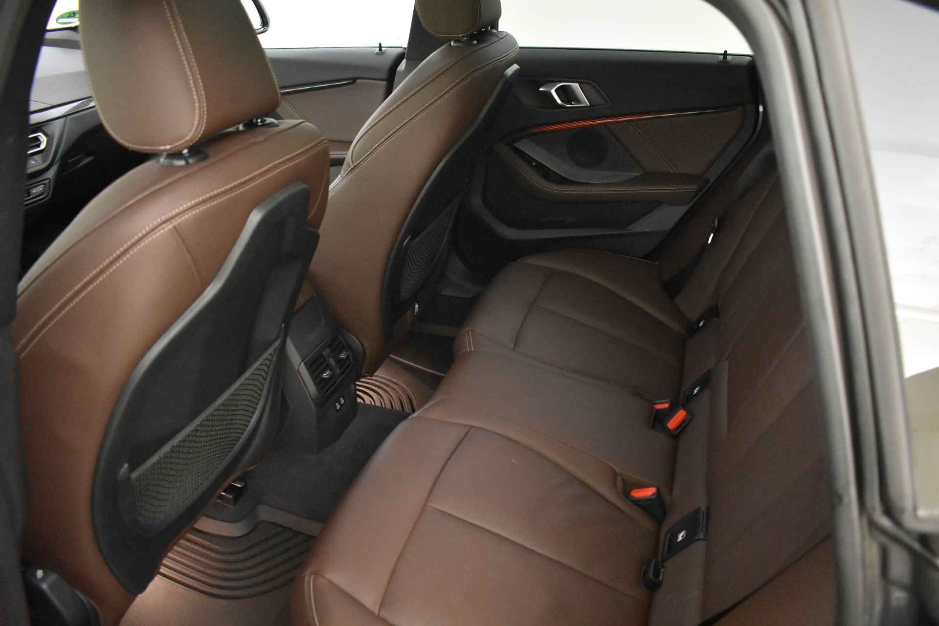 BMW 2 Serie Gran Coupé 218i High Executive M Sport Automaat / Panoramadak / LED / M Sportonderstel / Leder / Live Cockpit Professional / Stoelverwarming - 35/37