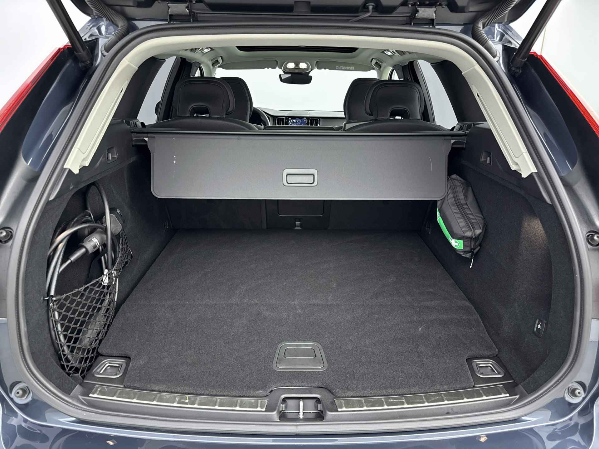 Volvo XC60 Recharge T6 AWD Plus Dark | 21'' | Trekhaak | Panoramadak | Pilot Assist | BLIS | Elektr. verst. stoelen | Stoel/stuurverwarming - 29/37