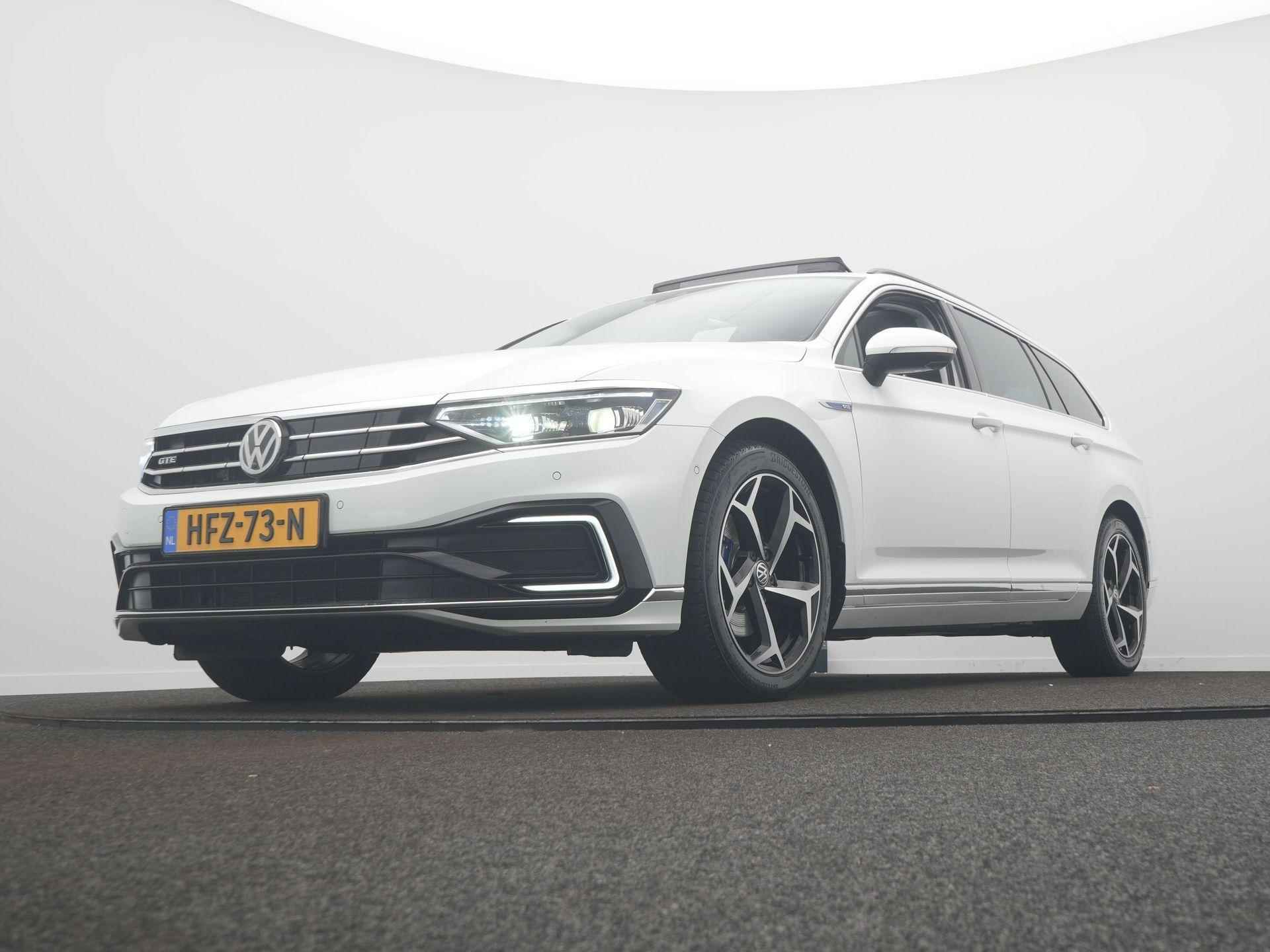 Volkswagen Passat Variant 1.4 TSI PHEV GTE Business Panoramadak - Navigatie - Winterpakket - Clima - 9/69