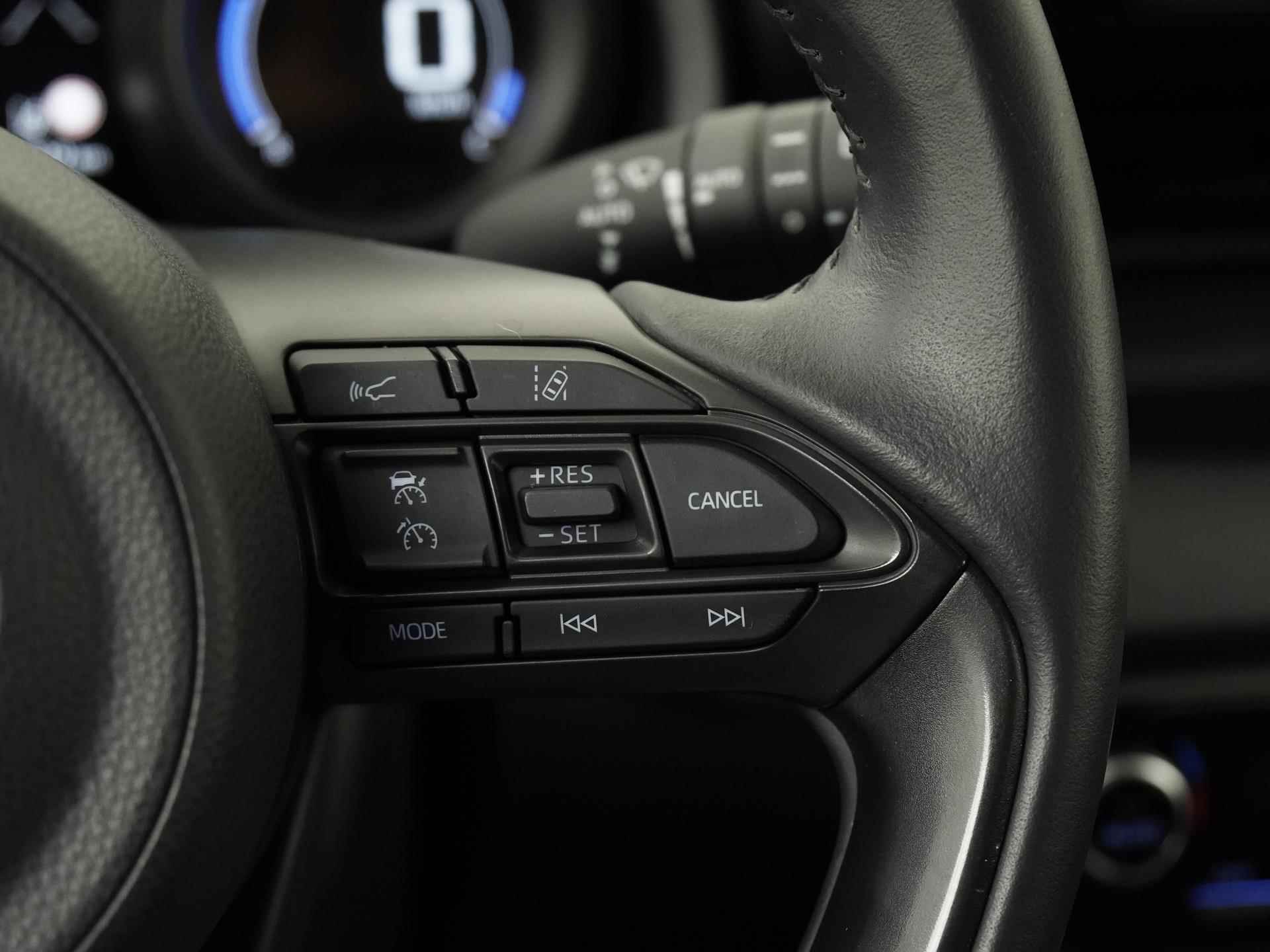Toyota Yaris 1.5 Hybrid Dynamic | Stoelverwarming | Camera | Zondag Open! - 9/36