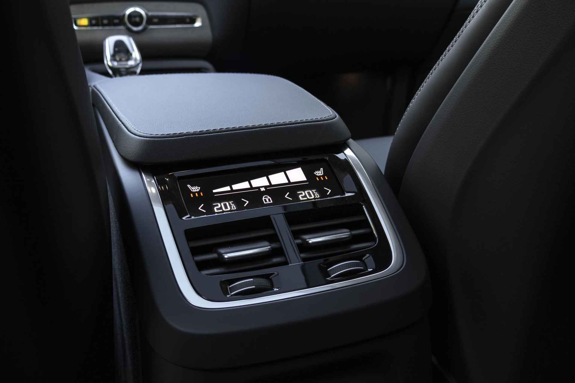 Volvo XC90 T8 Recharge AWD Ultimate Dark 360 graden Camera | Massagefunctie voorstoelen | Luchtvering | Bowers & Wilkins Audio | Geventileerde voorstoelen - 26/47