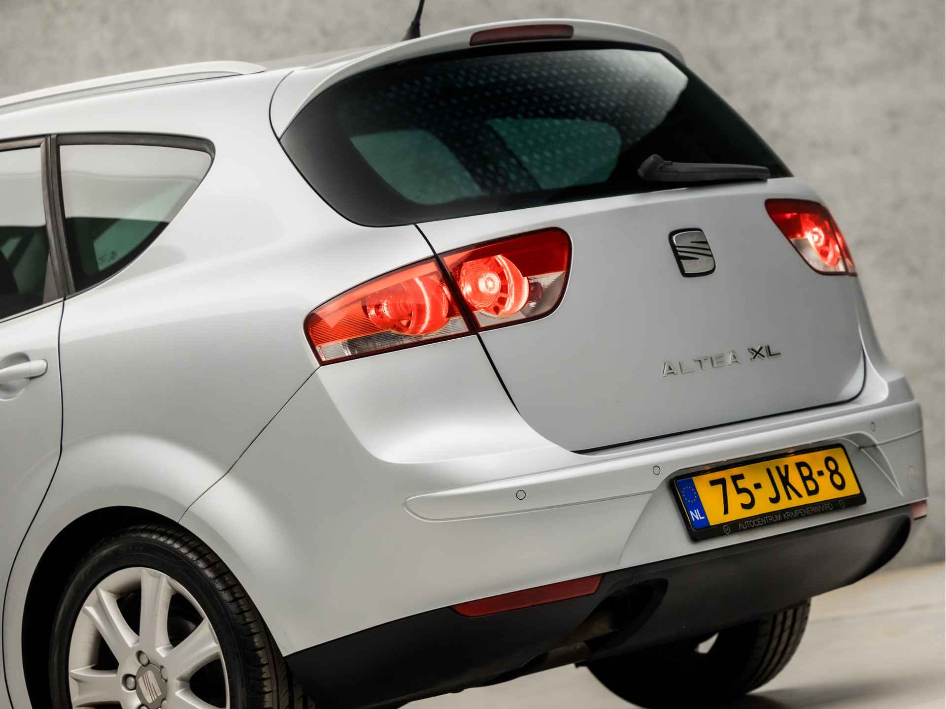 SEAT Altea XL 1.6 Hattrick (CRUISE, CLIMATE, ELEK PAKKET, GETINT GLAS, ARMSTEUN, SPORTSTOELEN, LM VELGEN, PARKEERSENSOREN, NIEUWE APK, NIEUWSTAAT) - 11/31