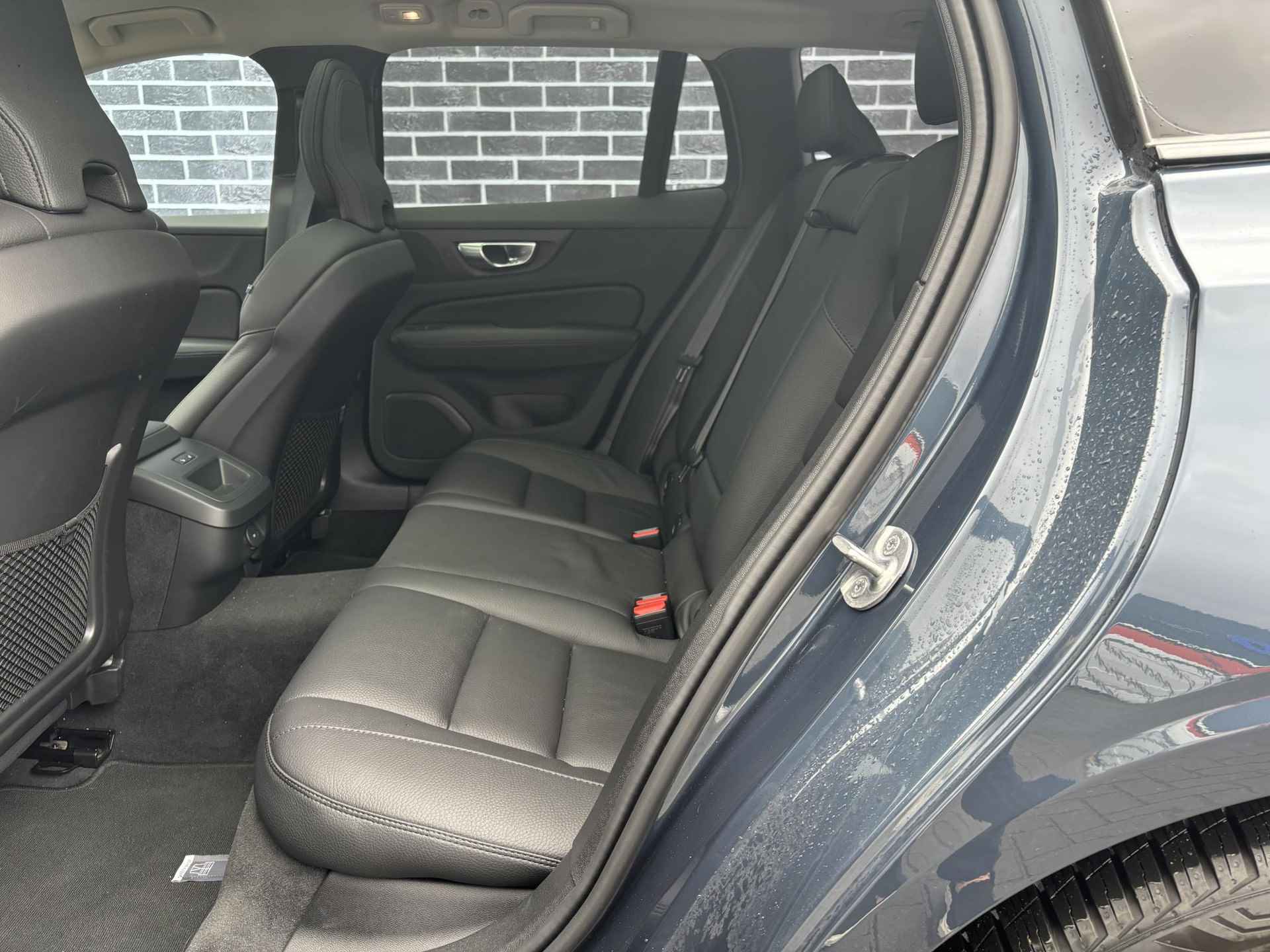 Volvo V60 B4 Automaat Plus Dark | Trekhaak | Elektr. Panoramadak | Full LED | Adaptive Cruise control | BLIS | Stoelverst. met geheugen - 11/31